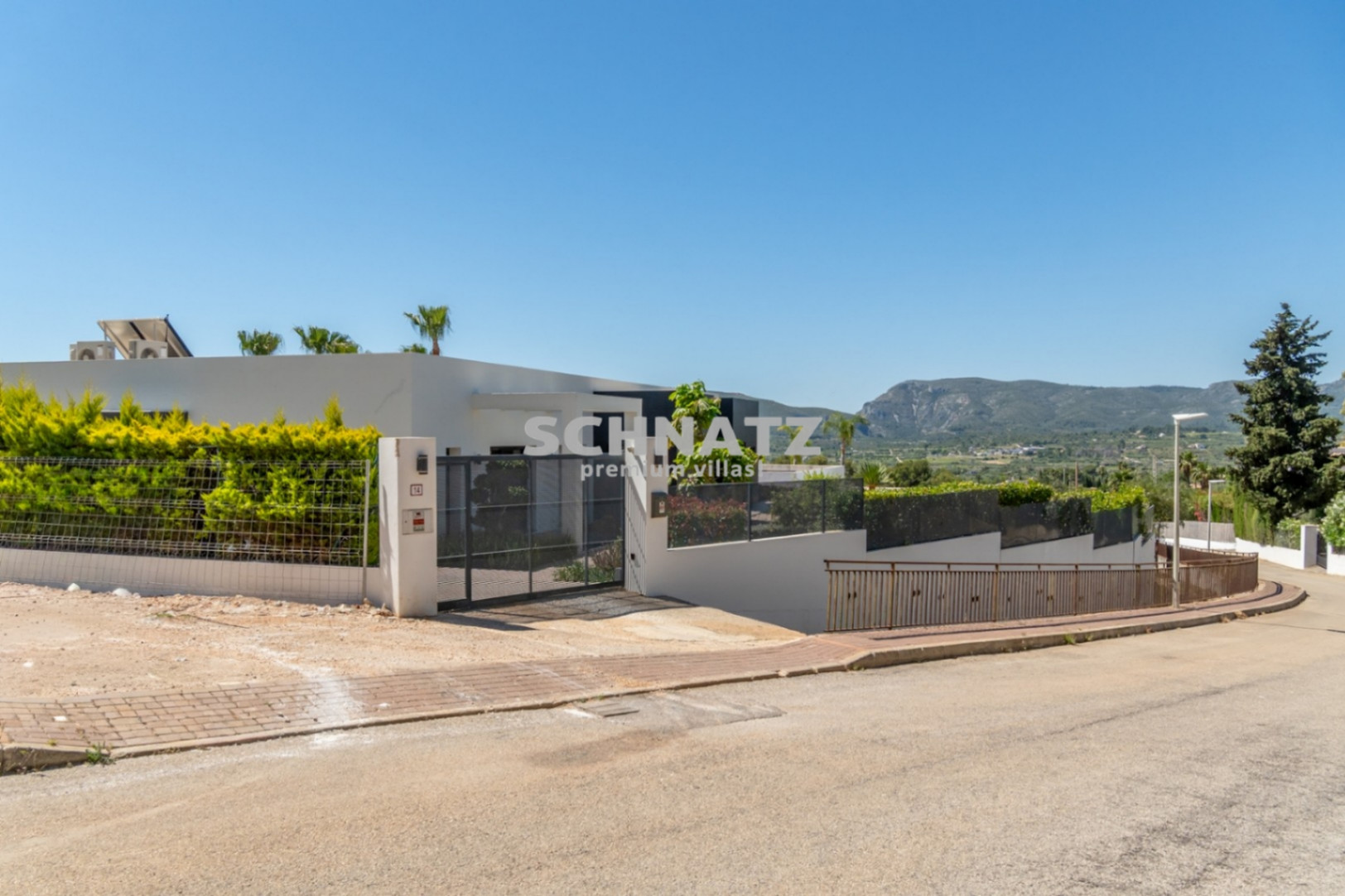 Exclusiva villa de nueva construcción con muebles incluidos con vistas panorámicas de Jávea y el Montgó.
