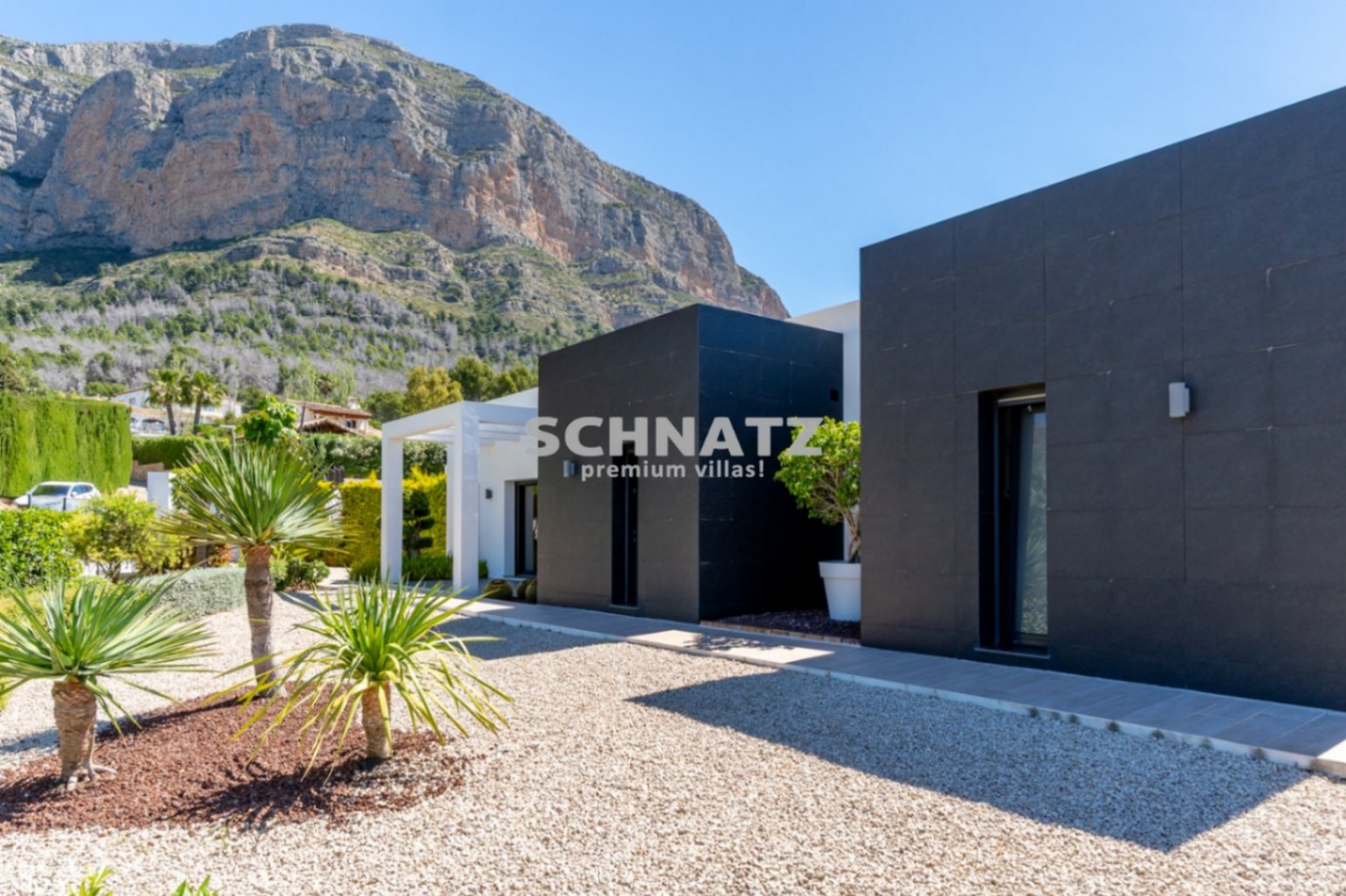 Exclusiva villa de nueva construcción con muebles incluidos con vistas panorámicas de Jávea y el Montgó.