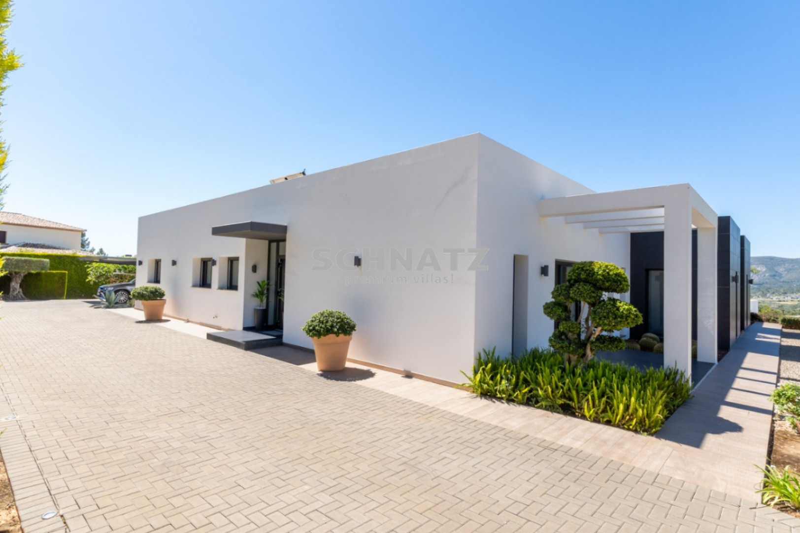 Exclusiva villa de nueva construcción con muebles incluidos con vistas panorámicas de Jávea y el Montgó.