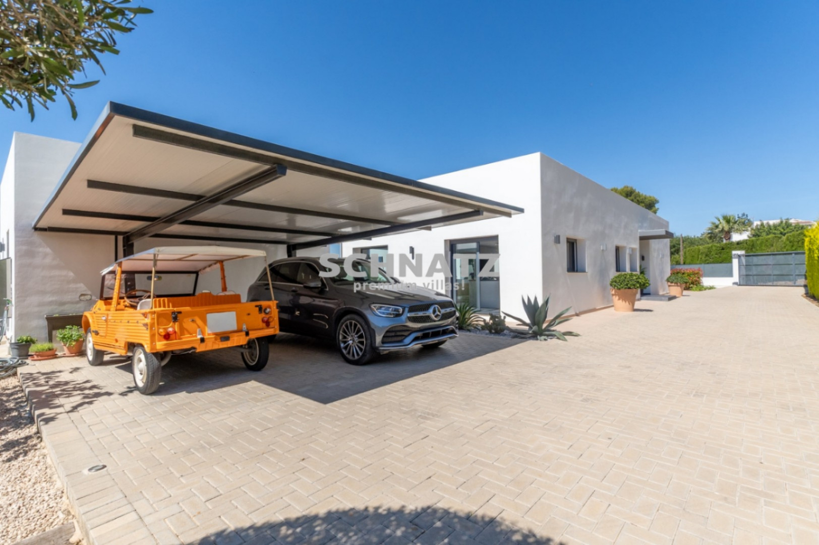 Exclusiva villa de nueva construcción con muebles incluidos con vistas panorámicas de Jávea y el Montgó.