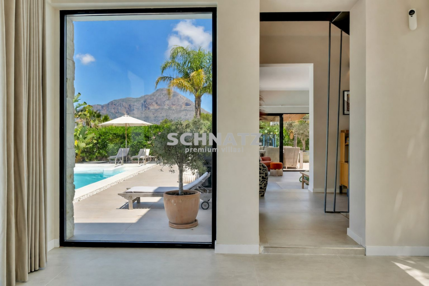 Top-Villa ubicada en una demandada urbanizacion con vistas impresionantes