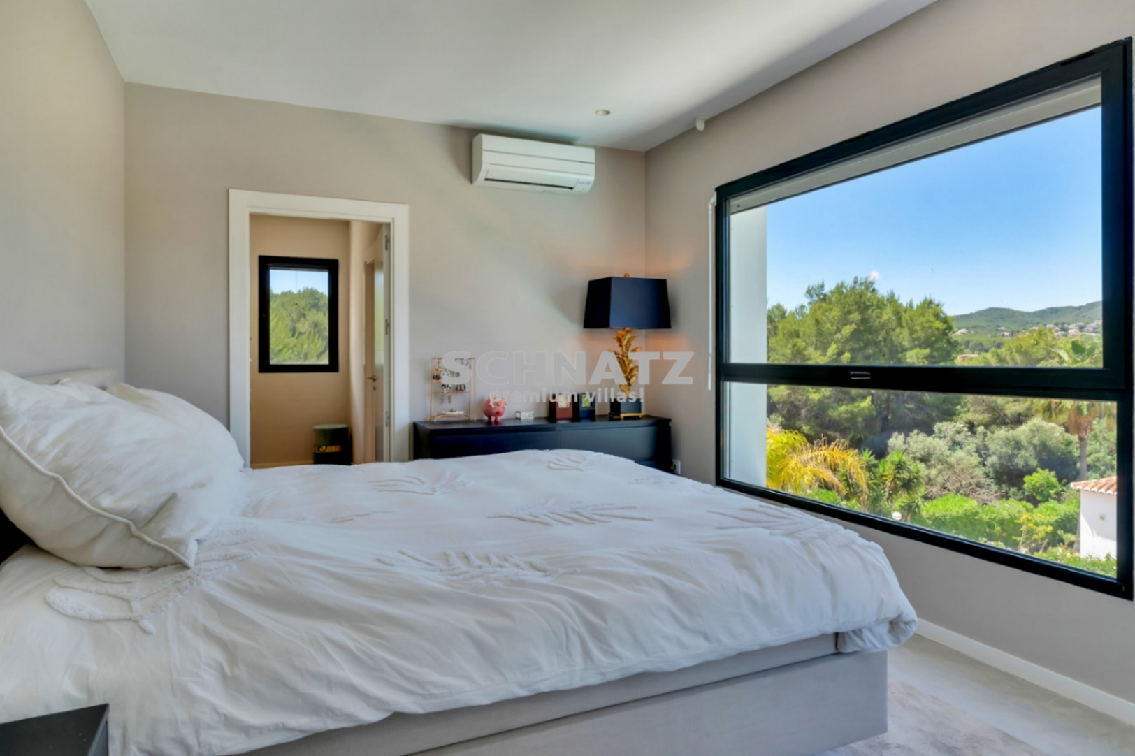 Top-Villa ubicada en una demandada urbanizacion con vistas impresionantes
