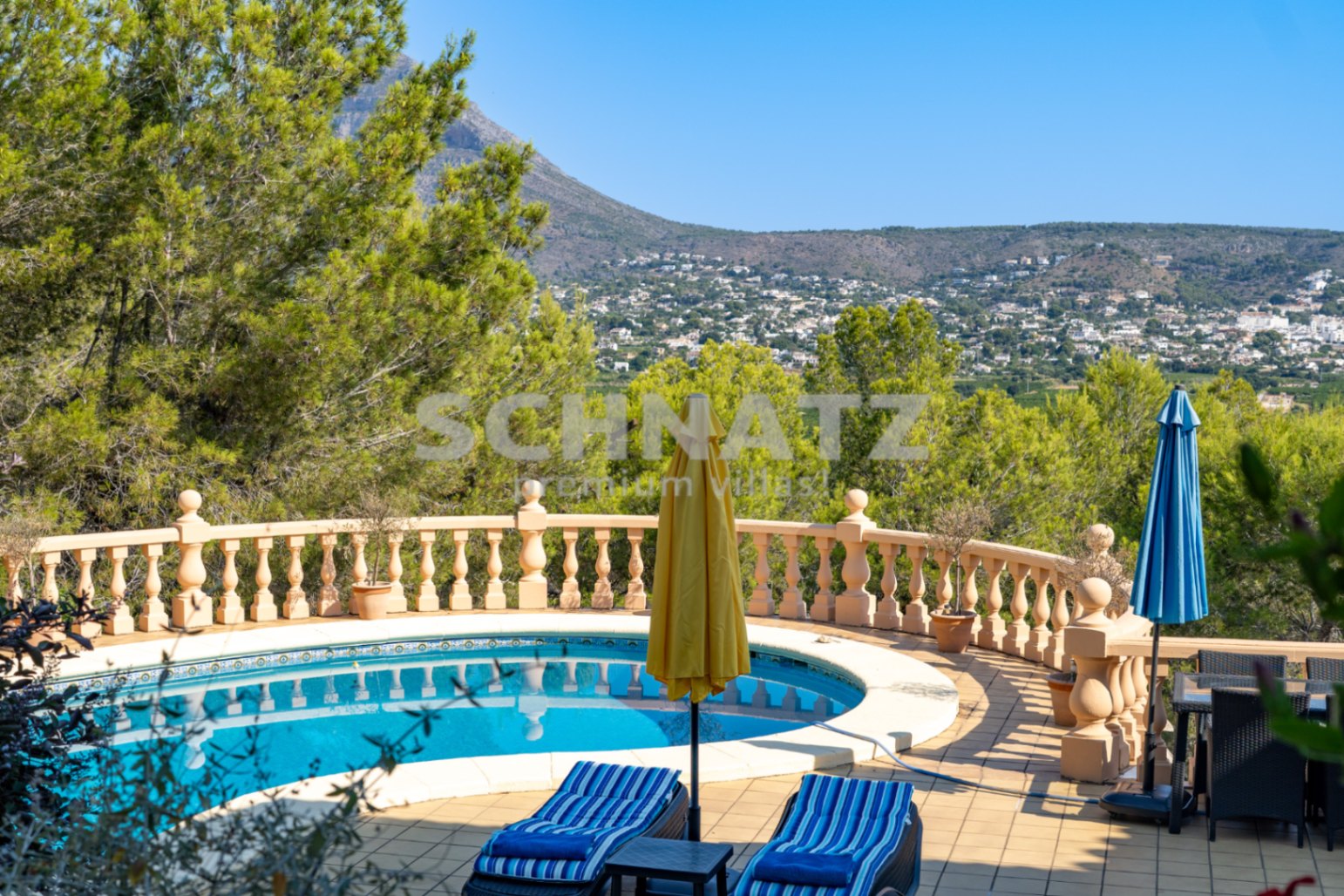 Villa en venta en Jávea con vistas al mar y al Montgó