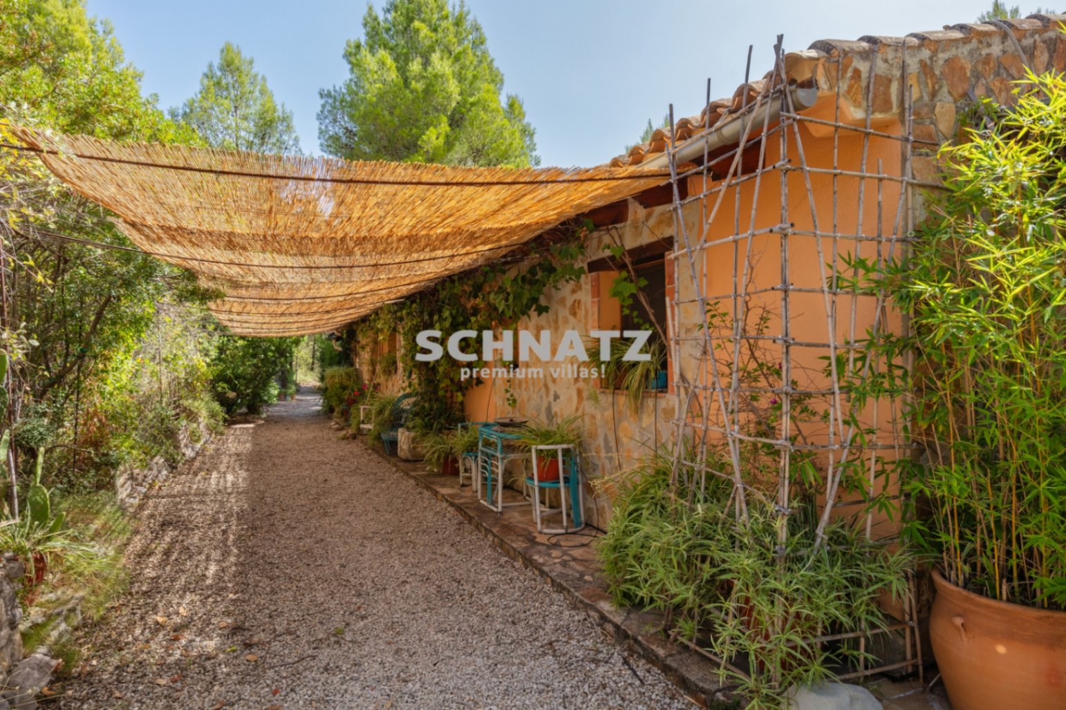 Sfeervolle finca op zonnige ligging met zwembad, zonnepanelen en weids uitzicht over de vallei