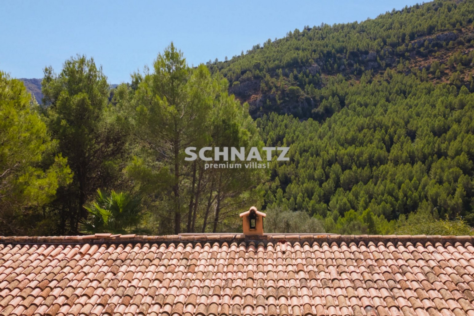 Sfeervolle finca op zonnige ligging met zwembad, zonnepanelen en weids uitzicht over de vallei