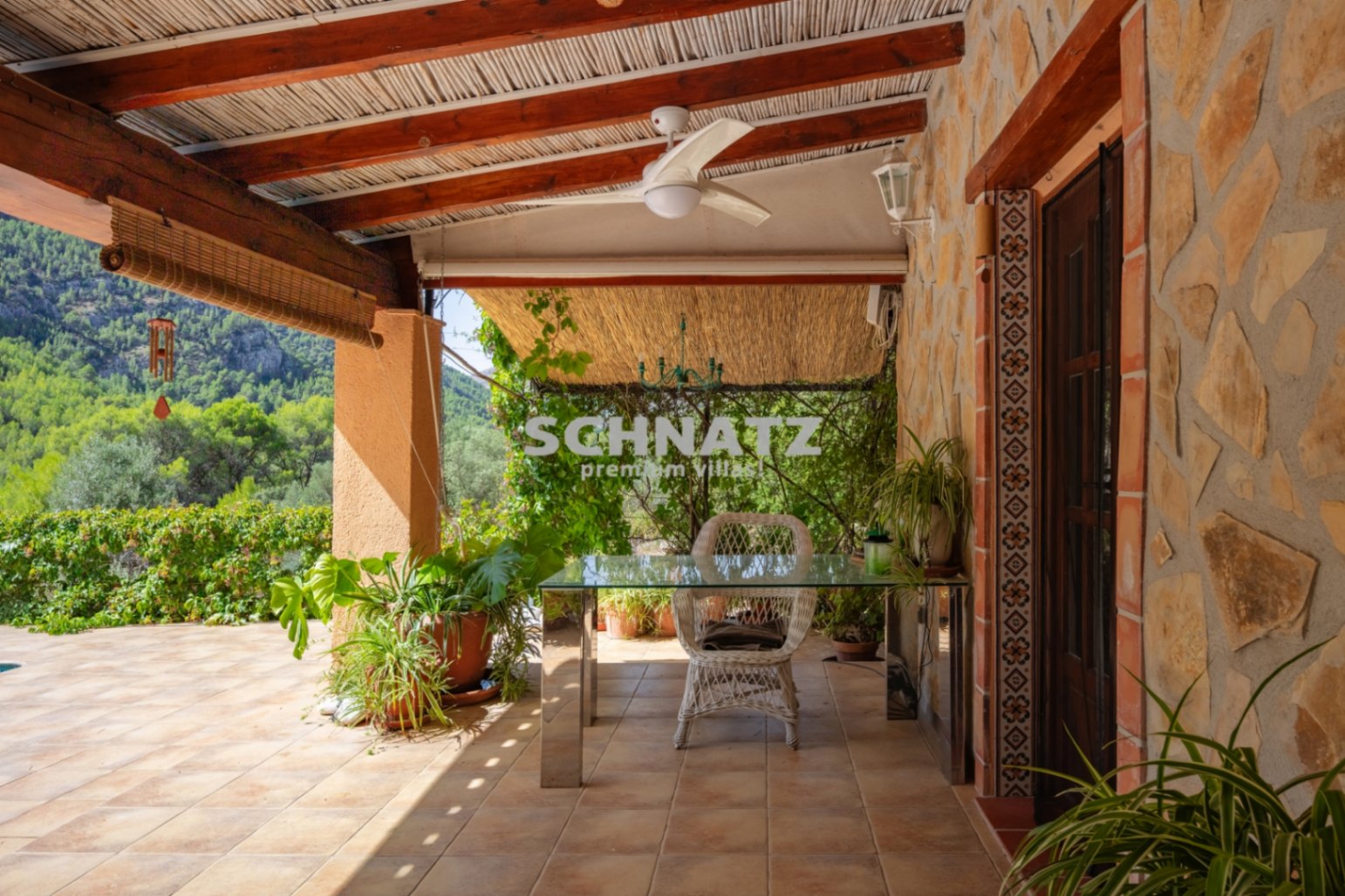 Sfeervolle finca op zonnige ligging met zwembad, zonnepanelen en weids uitzicht over de vallei