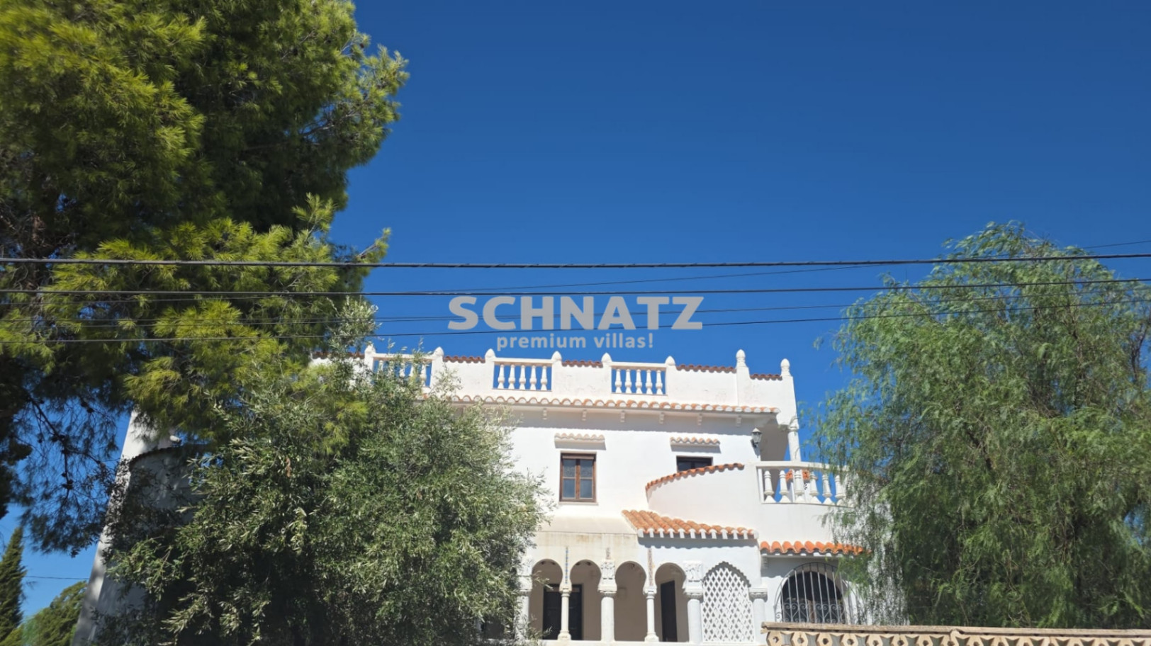 Villa for sale with 4 bedrooms and 3 bathrooms in Denia, Alicante.