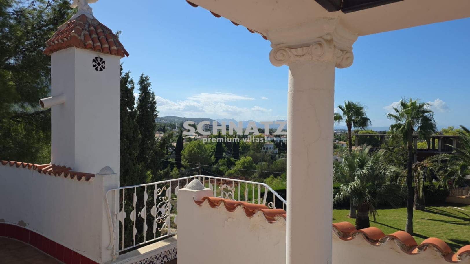 Villa for sale with 4 bedrooms and 3 bathrooms in Denia, Alicante.