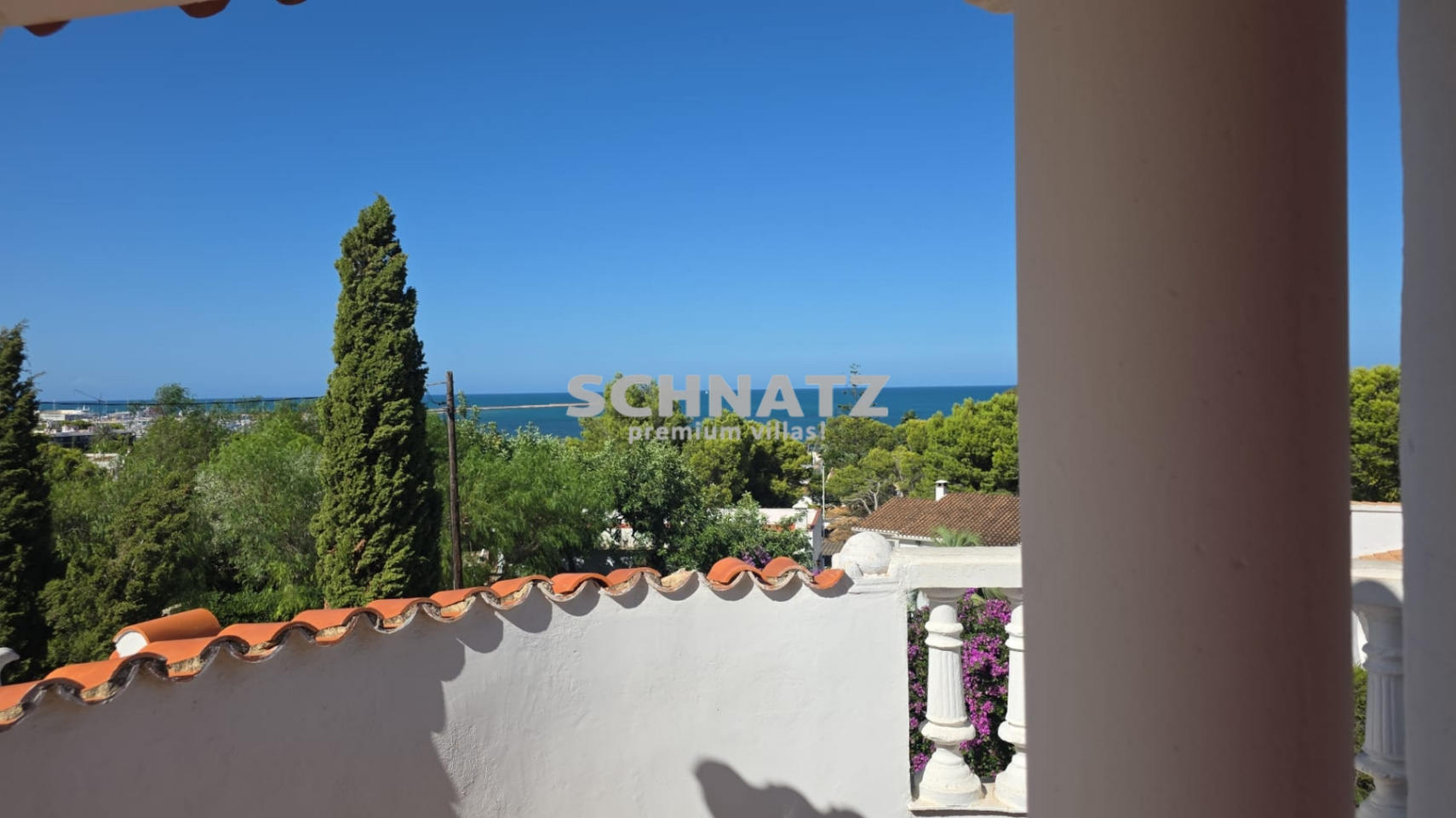 Villa for sale with 4 bedrooms and 3 bathrooms in Denia, Alicante.
