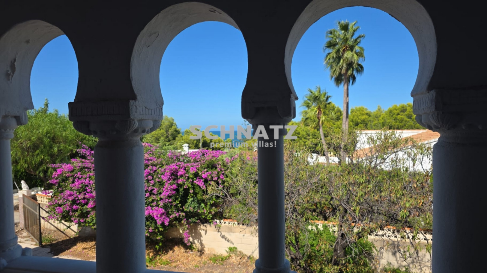 Villa for sale with 4 bedrooms and 3 bathrooms in Denia, Alicante.