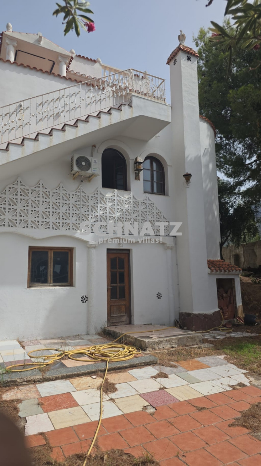 Villa for sale with 4 bedrooms and 3 bathrooms in Denia, Alicante.