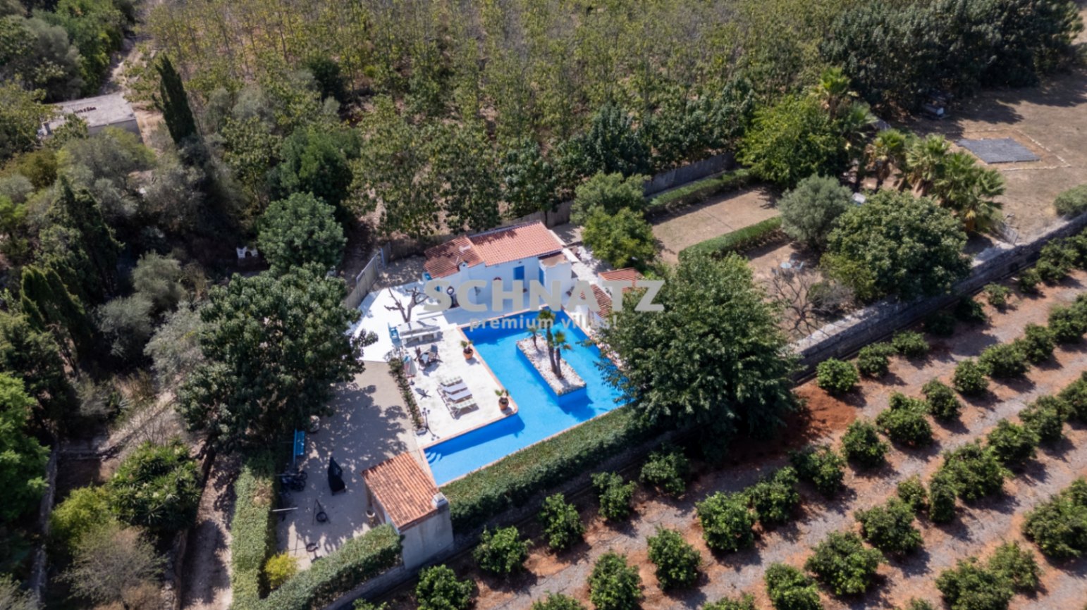 VILLA CON CASA DE INVITADOS Y 2 PISCINAS