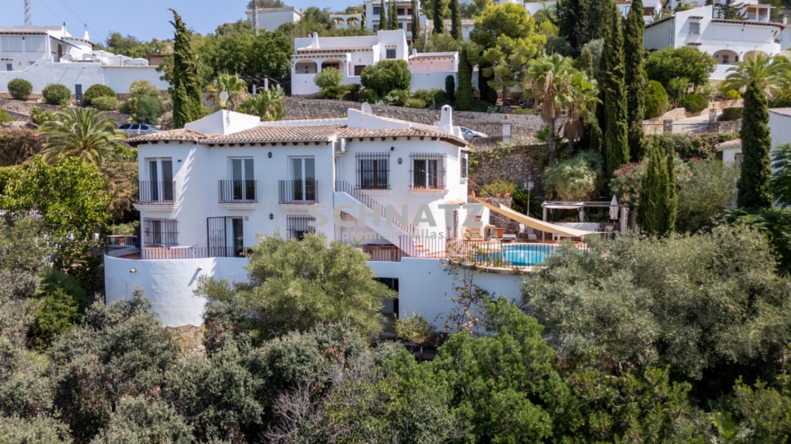 VILLA CON CASA DE INVITADOS Y 2 PISCINAS