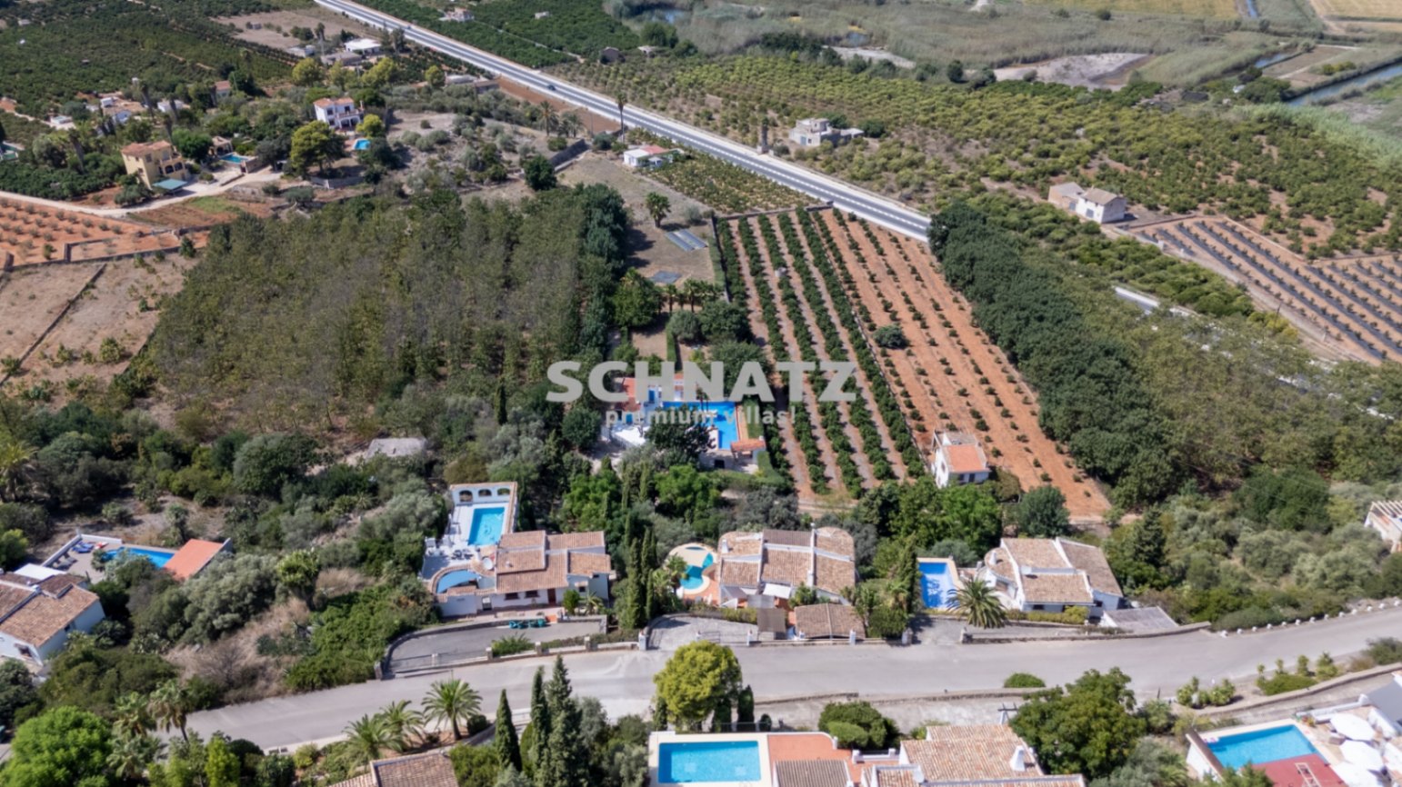 VILLA CON CASA DE INVITADOS Y 2 PISCINAS