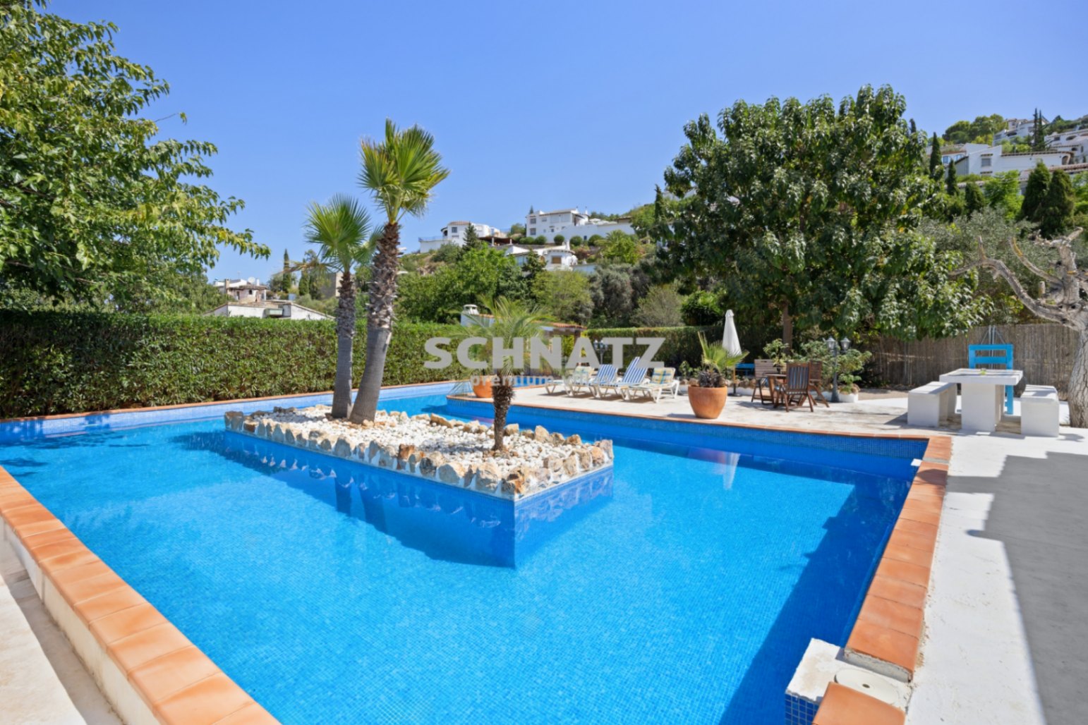 VILLA CON CASA DE INVITADOS Y 2 PISCINAS