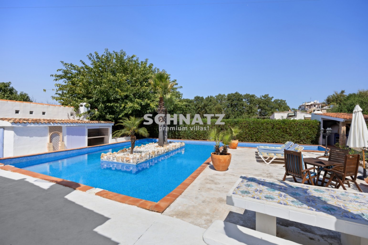 VILLA CON CASA DE INVITADOS Y 2 PISCINAS