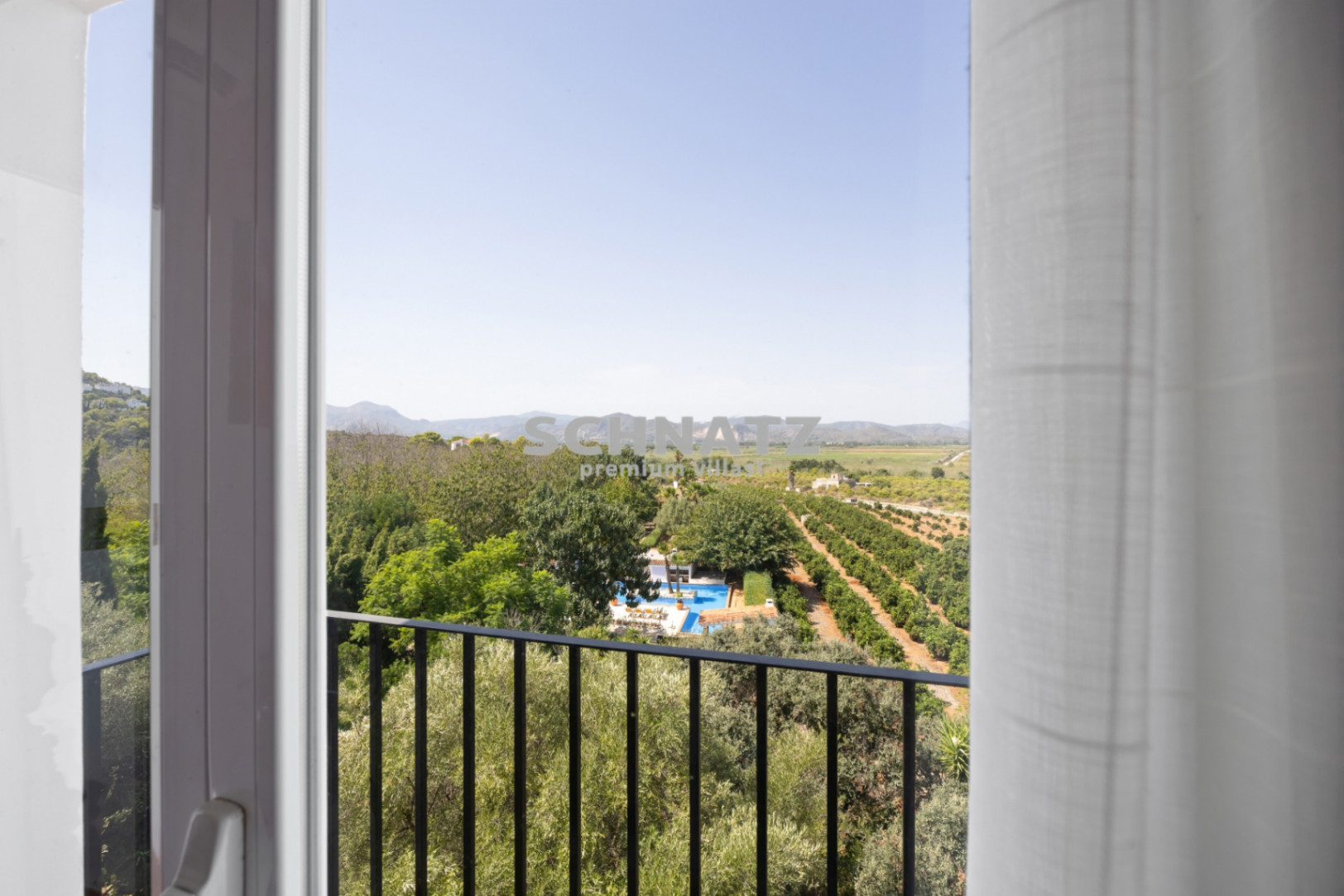 VILLA CON CASA DE INVITADOS Y 2 PISCINAS