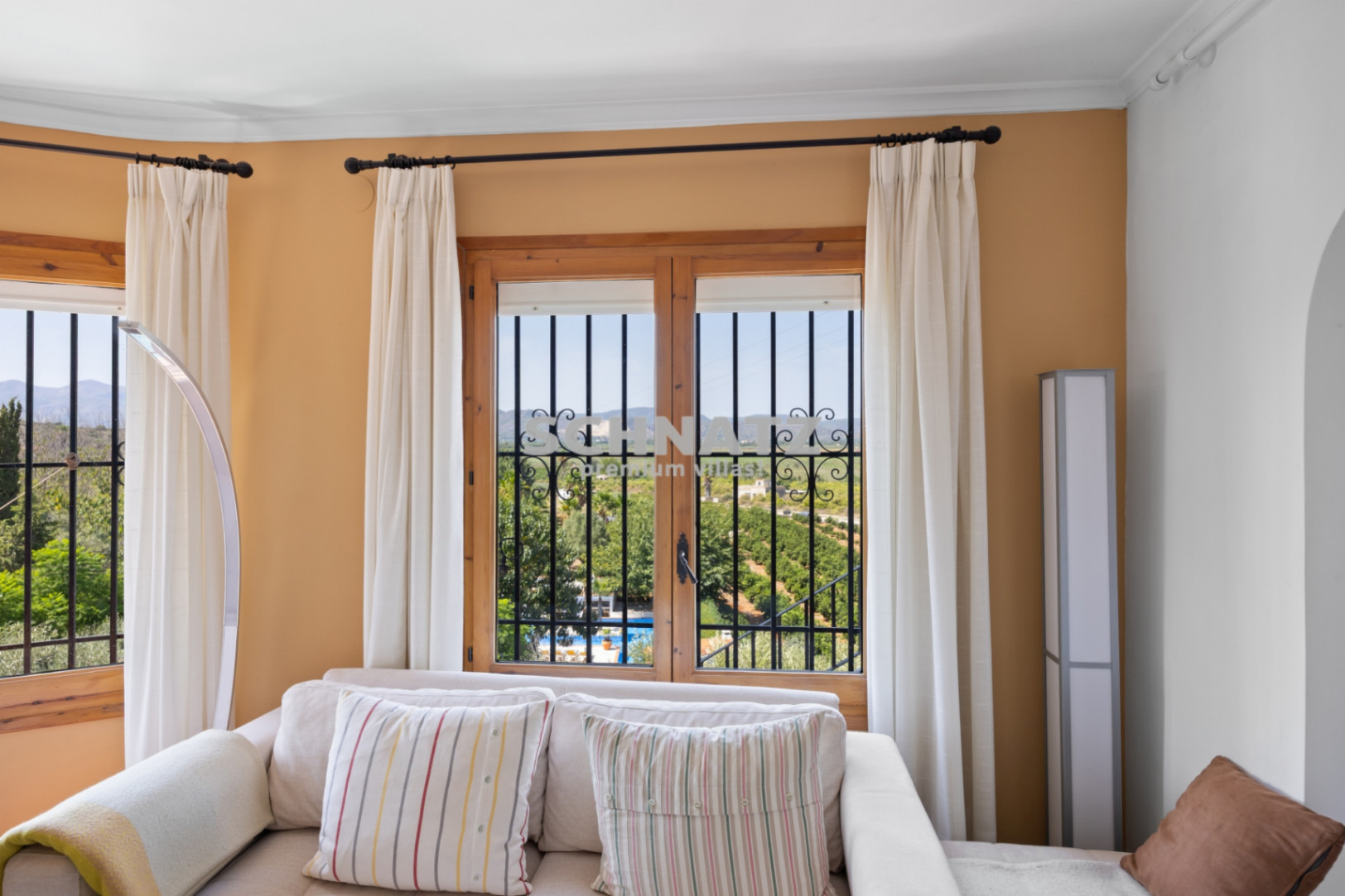 VILLA CON CASA DE INVITADOS Y 2 PISCINAS