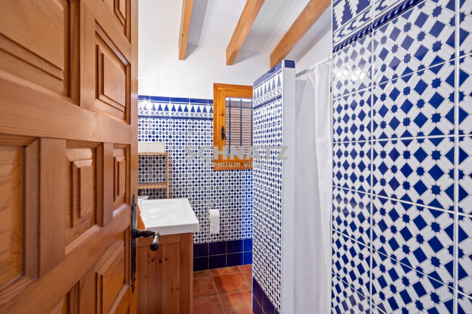 VILLA CON CASA DE INVITADOS Y 2 PISCINAS