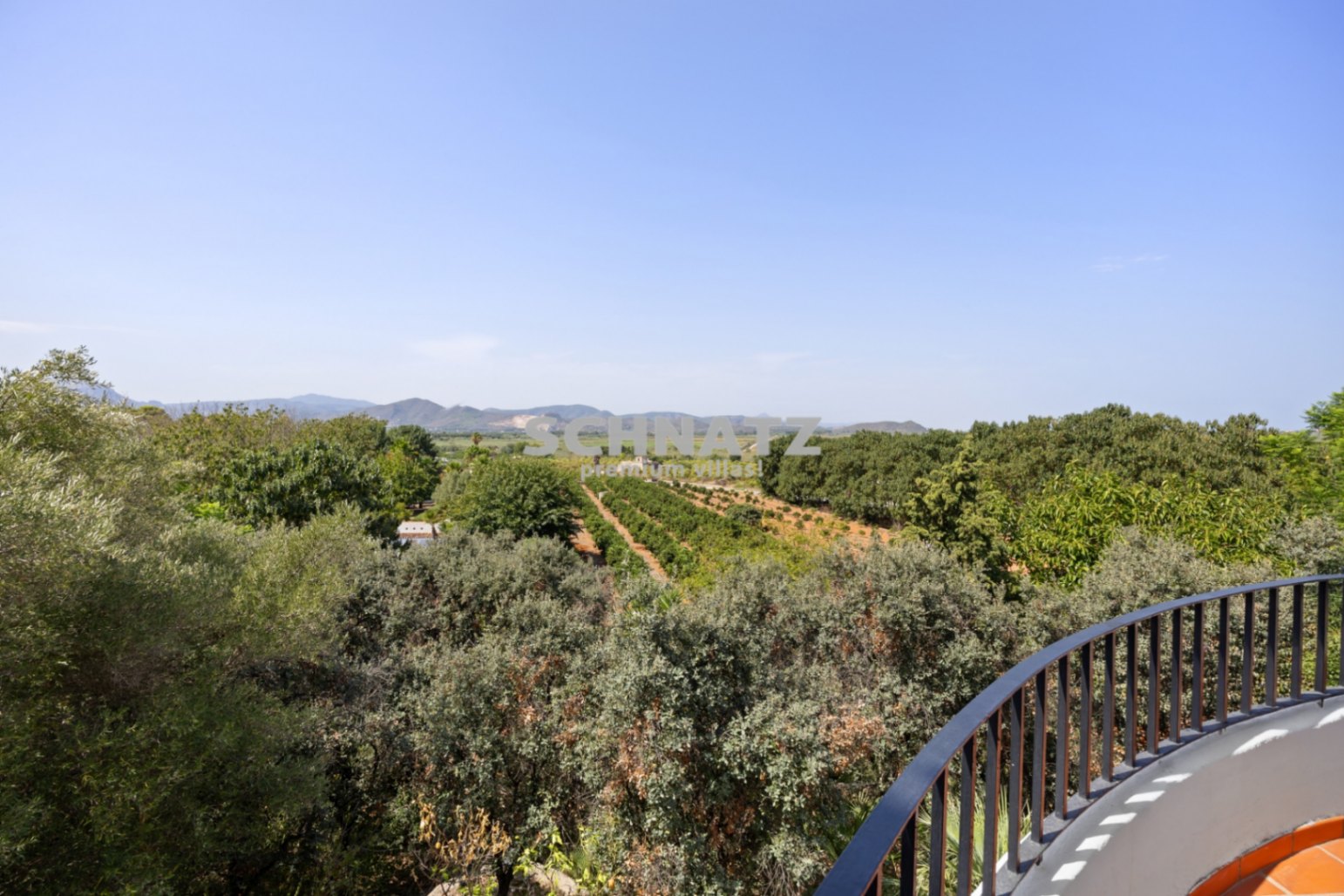 VILLA CON CASA DE INVITADOS Y 2 PISCINAS
