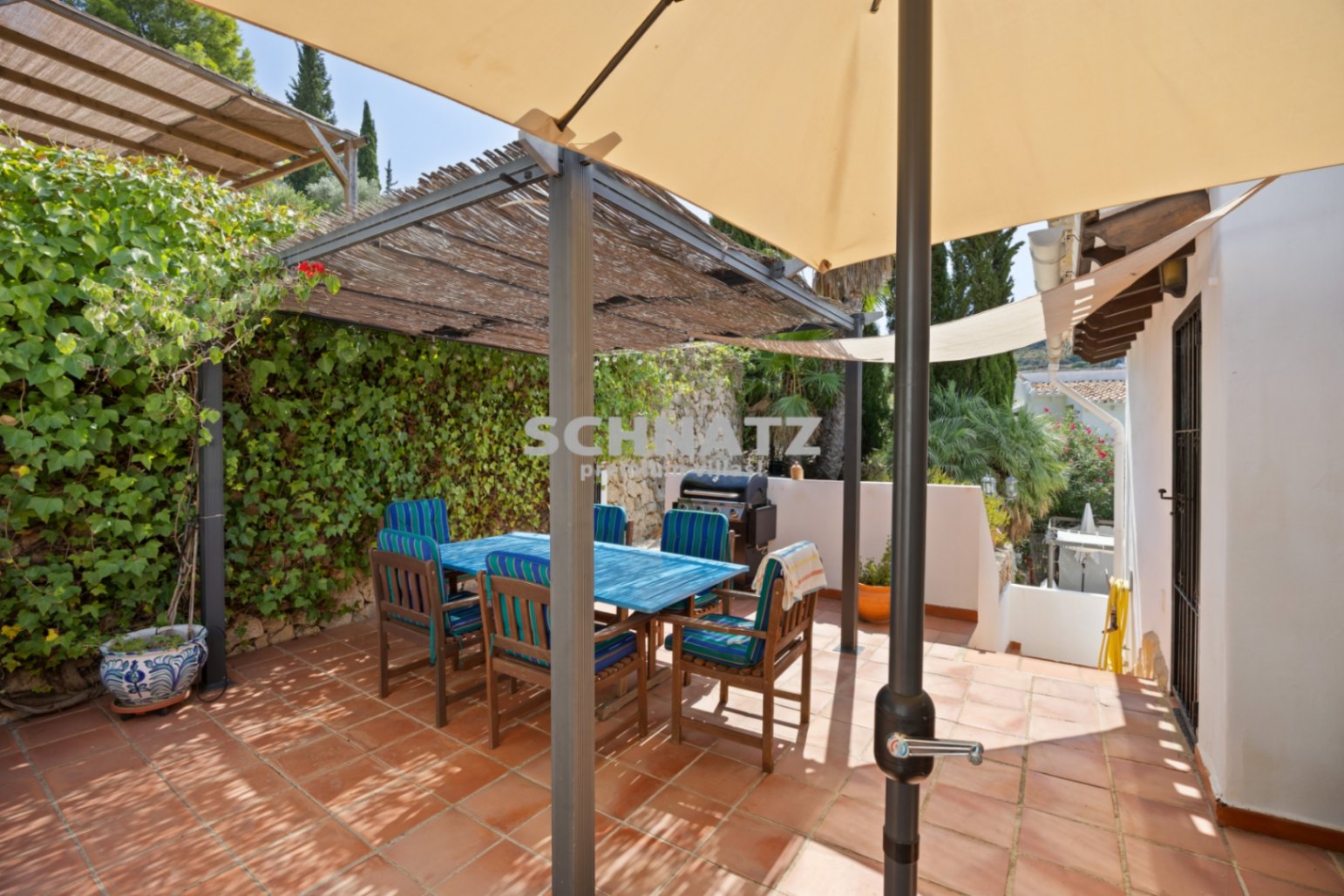 Villa más casa de huéspedes y 2 piscinas
