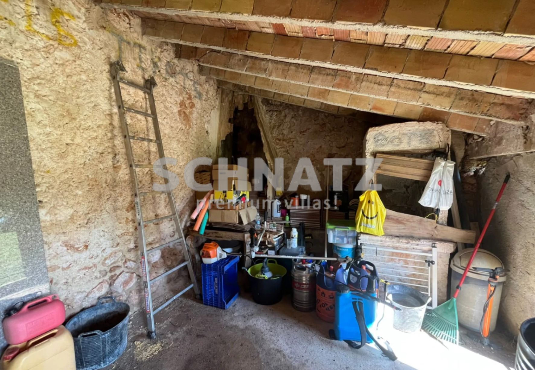 Country house for renovation with permit, for sale in Ráfol de Almunia.