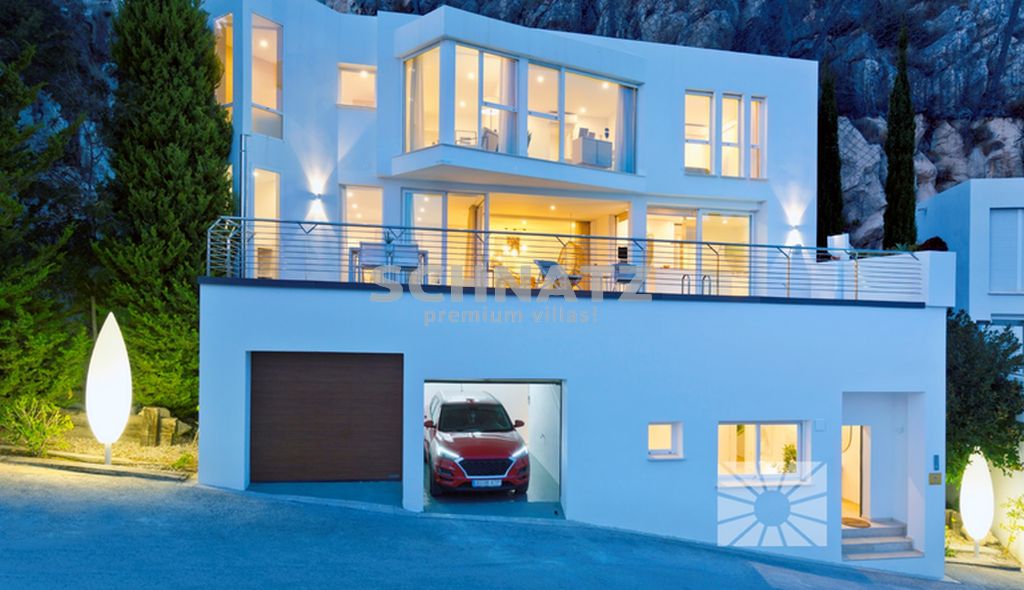 Residencial lleno de luz con grandes espacios interiores y arquitectura única