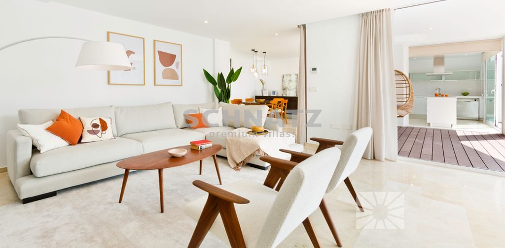 Residencial lleno de luz con grandes espacios interiores y arquitectura única