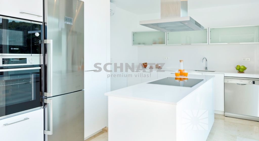 Residencial lleno de luz con grandes espacios interiores y arquitectura única