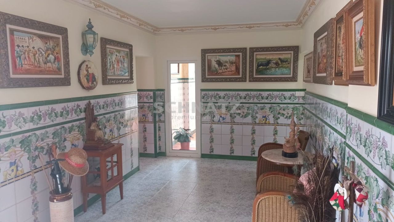 Klassische dekorative Villa am traumhaften Strand von Cullera