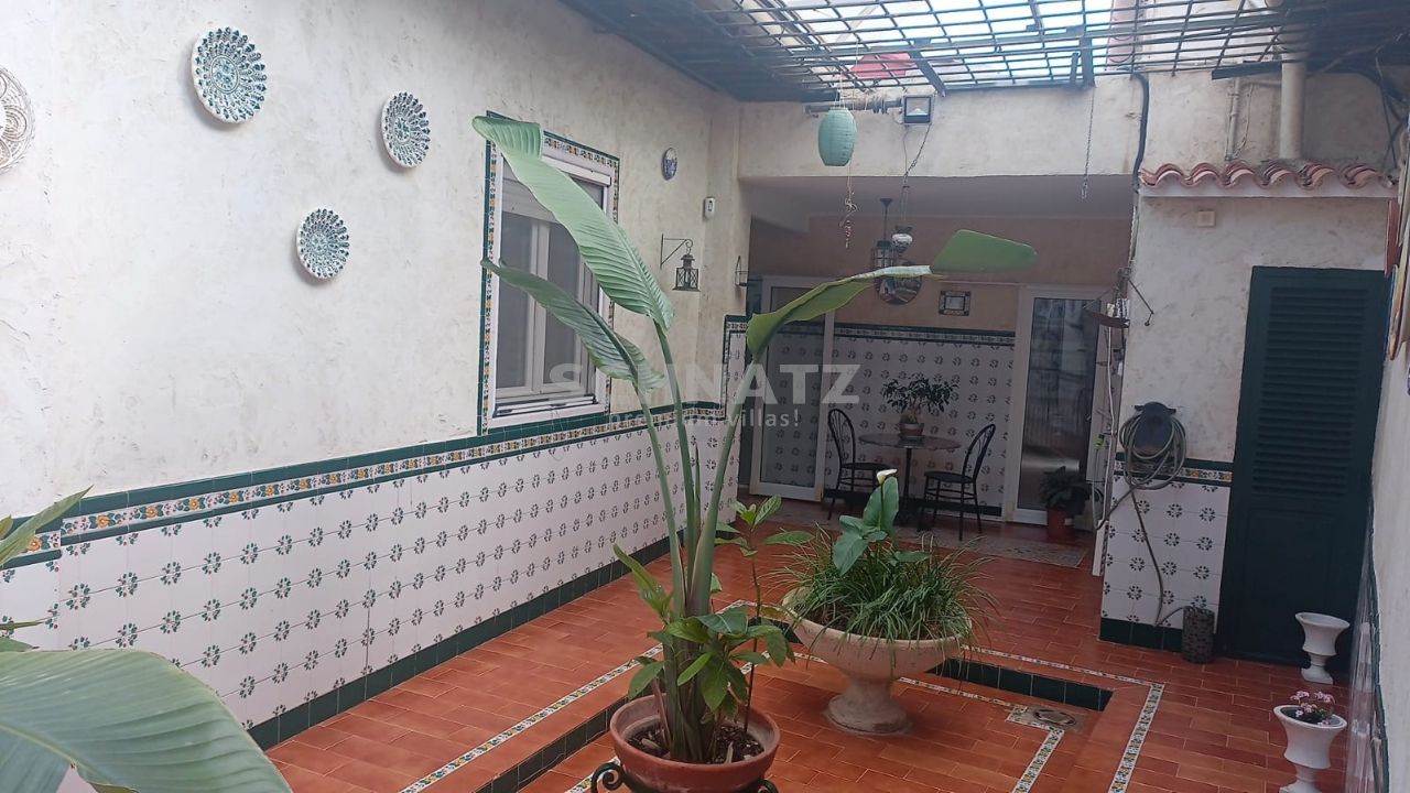 Klassische dekorative Villa am traumhaften Strand von Cullera