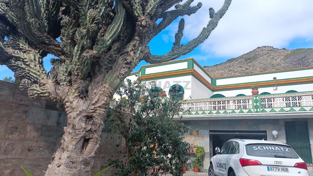 Klassische dekorative Villa am traumhaften Strand von Cullera