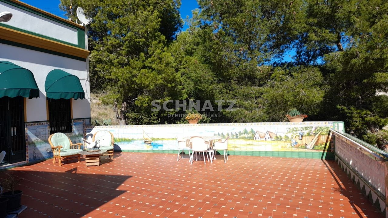 Klassische dekorative Villa am traumhaften Strand von Cullera
