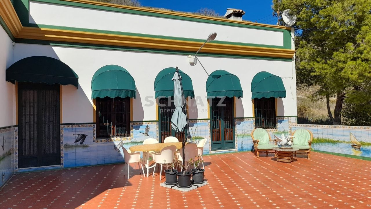 Klassische dekorative Villa am traumhaften Strand von Cullera
