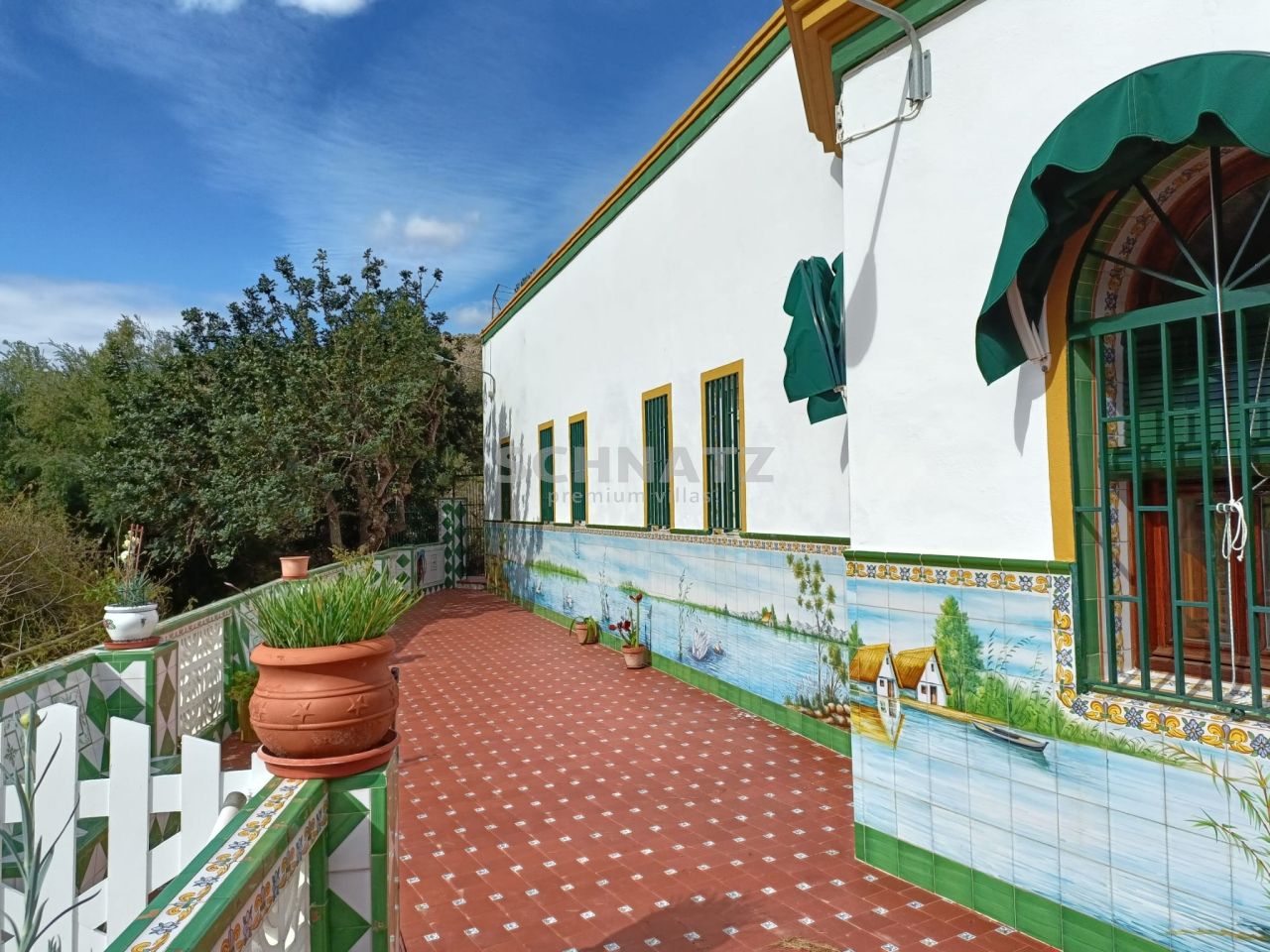 Klassische dekorative Villa am traumhaften Strand von Cullera
