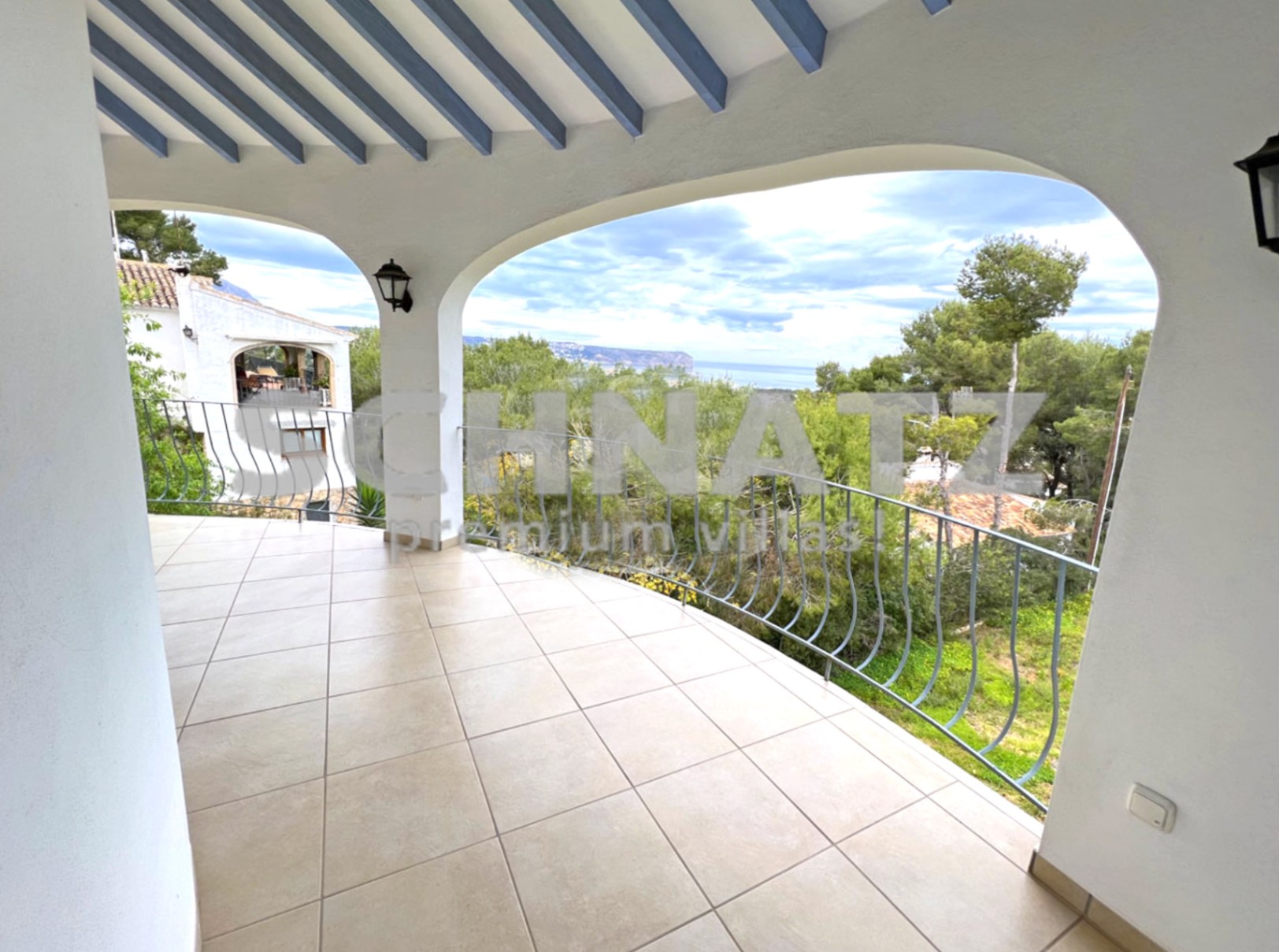 Villa con vistas al mar y cerca de la playa en venta en Jávea