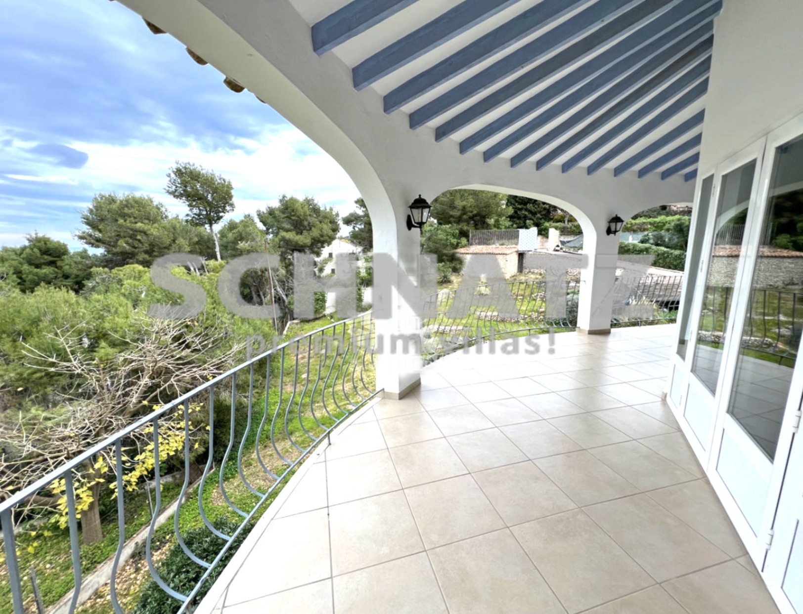 Villa con vistas al mar y cerca de la playa en venta en Jávea