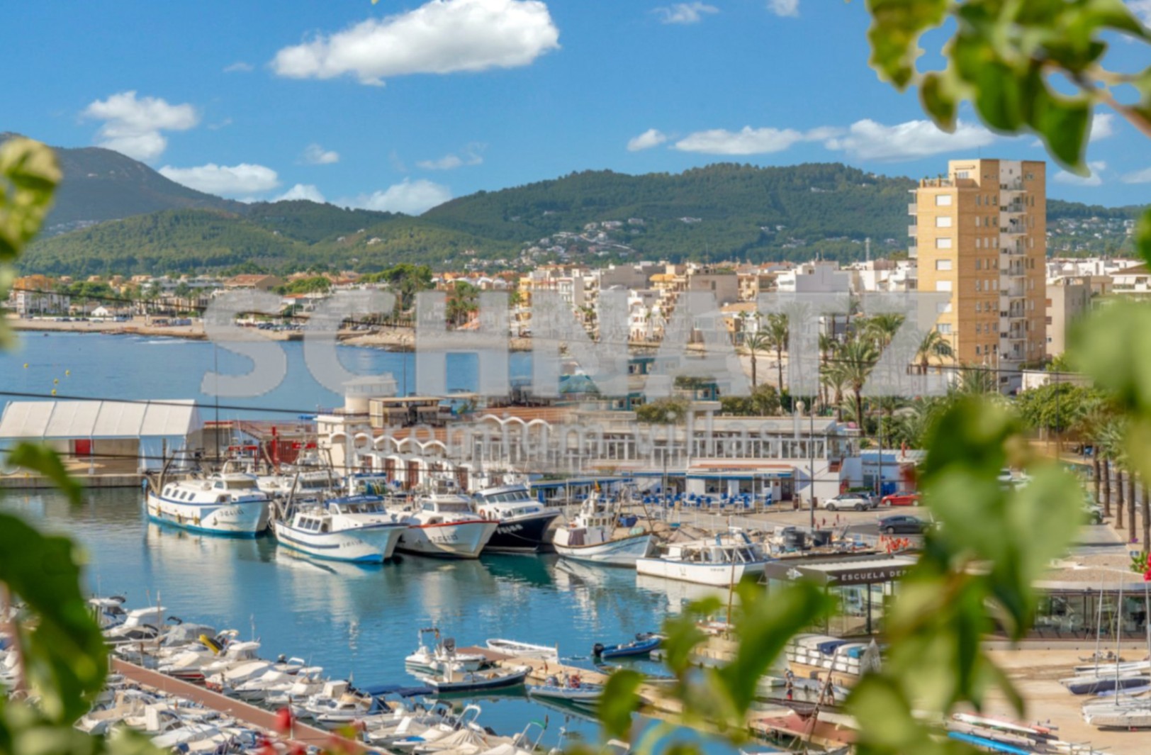 Villa en primera línea con vistas al mar en venta en el puerto de Jávea