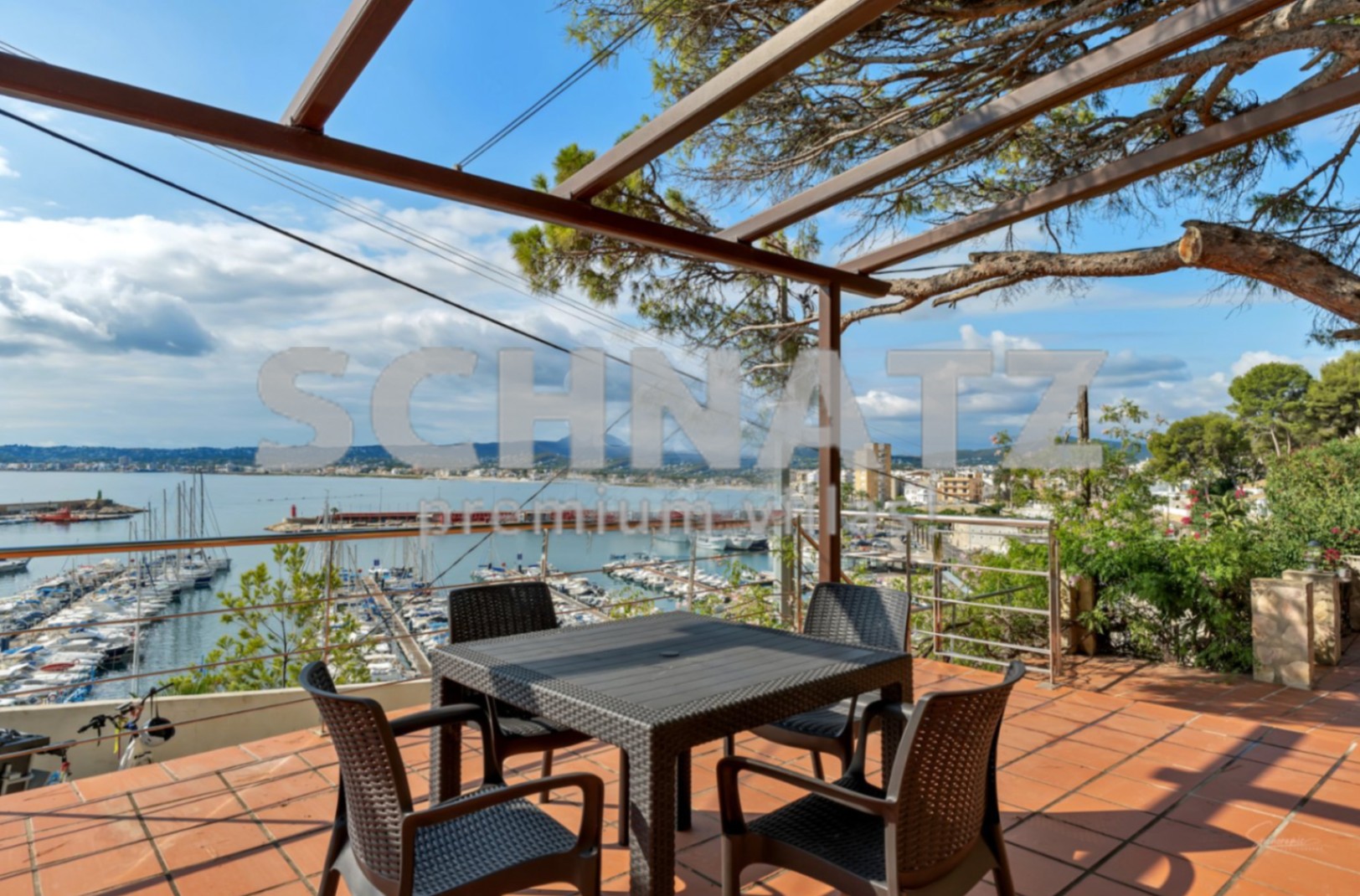 Villa en primera línea con vistas al mar en venta en el puerto de Jávea
