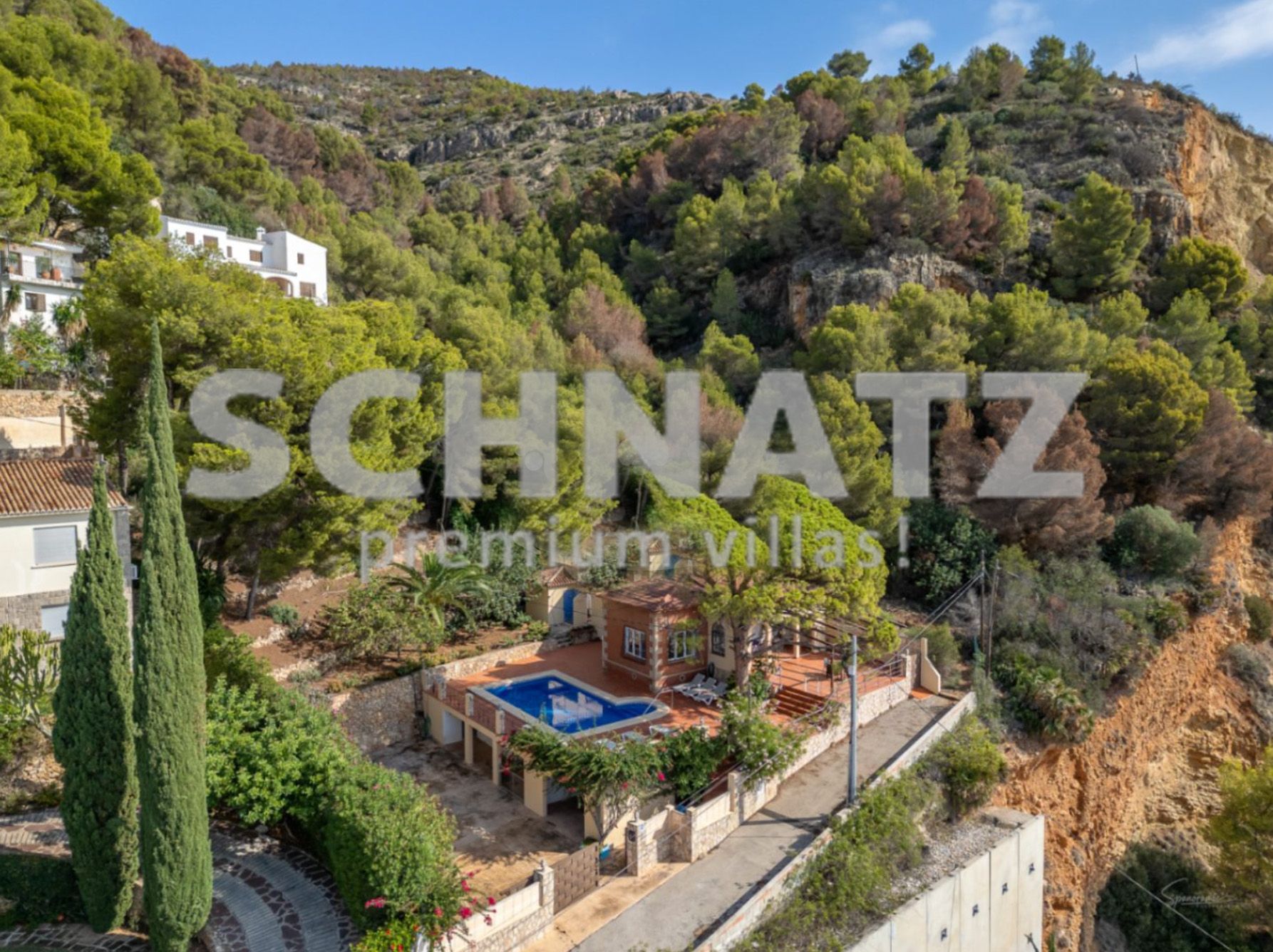 Villa en primera línea con vistas al mar en venta en el puerto de Jávea