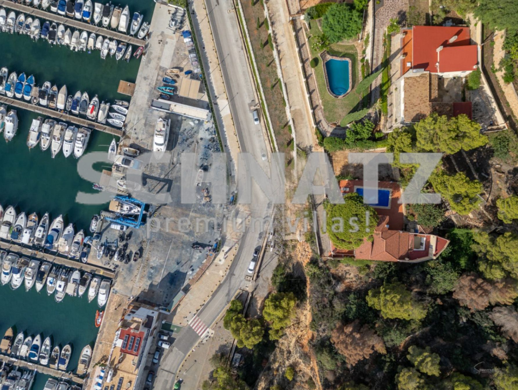 Villa en primera línea con vistas al mar en venta en el puerto de Jávea