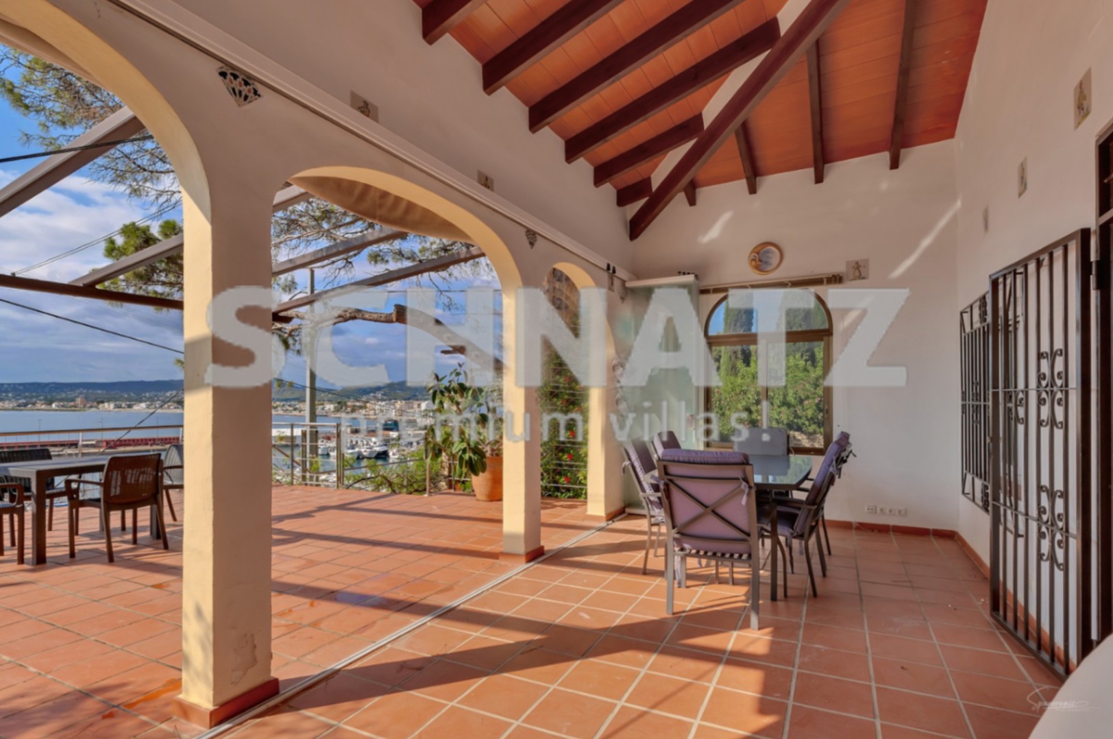 Villa en primera línea con vistas al mar en venta en el puerto de Jávea