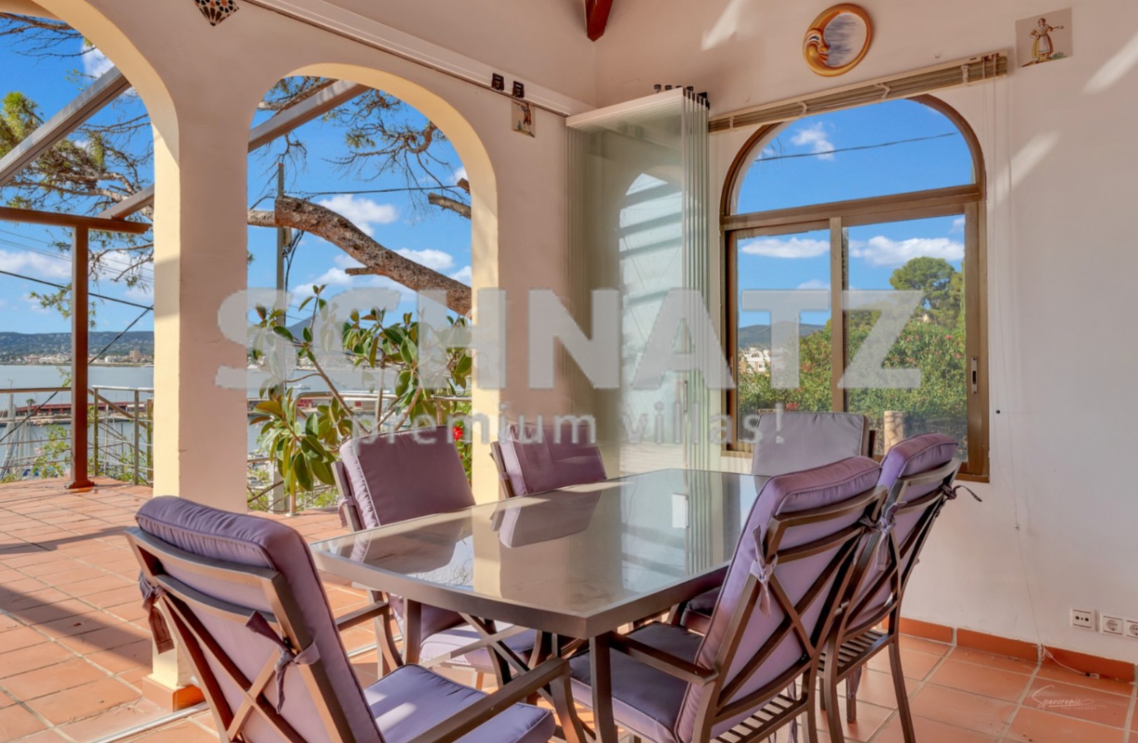 Villa en primera línea con vistas al mar en venta en el puerto de Jávea