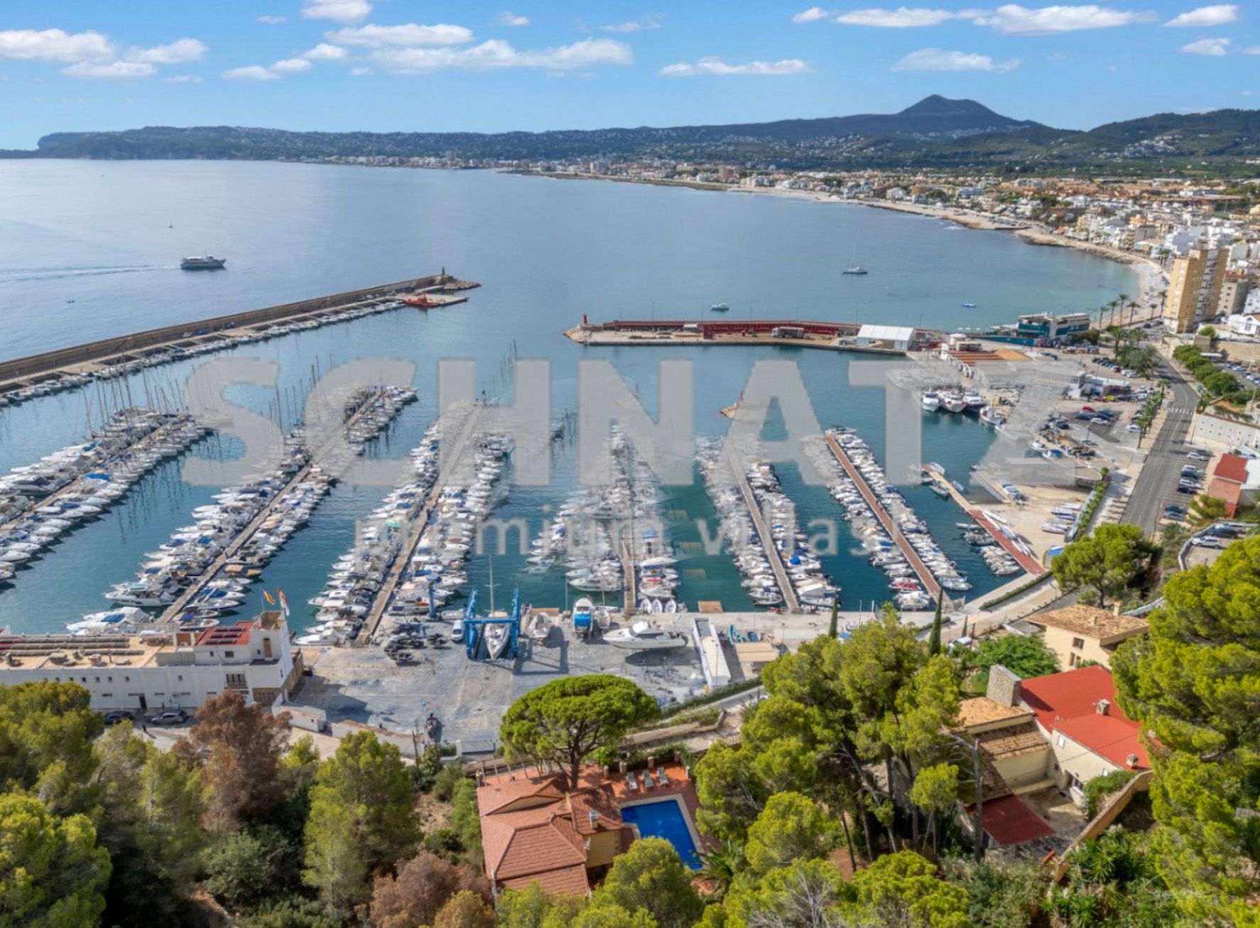 Villa en primera línea con vistas al mar en venta en el puerto de Jávea