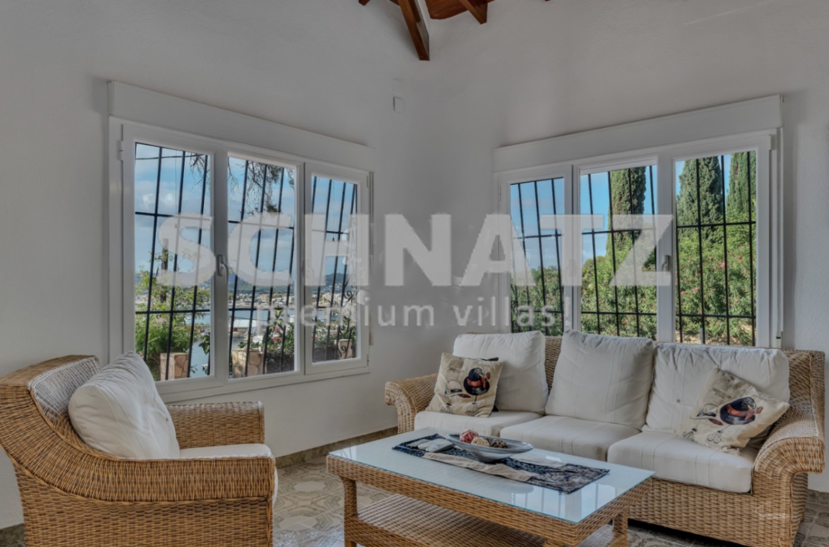 Villa en primera línea con vistas al mar en venta en el puerto de Jávea