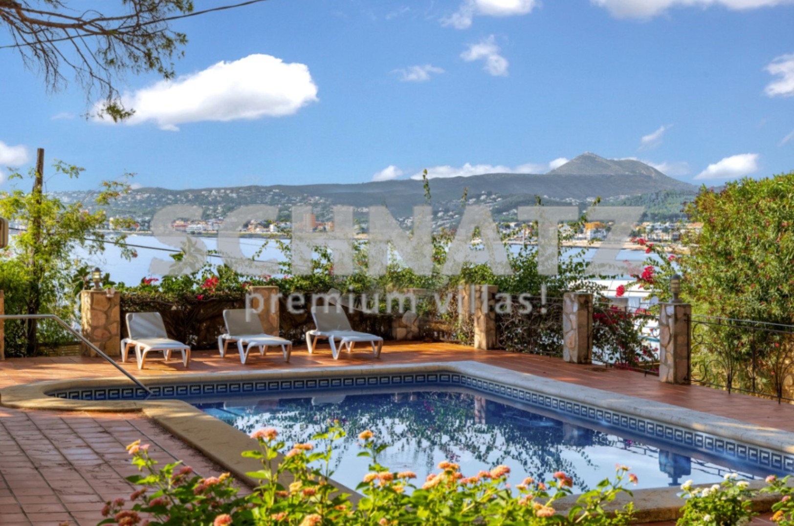 Villa en primera línea con vistas al mar en venta en el puerto de Jávea