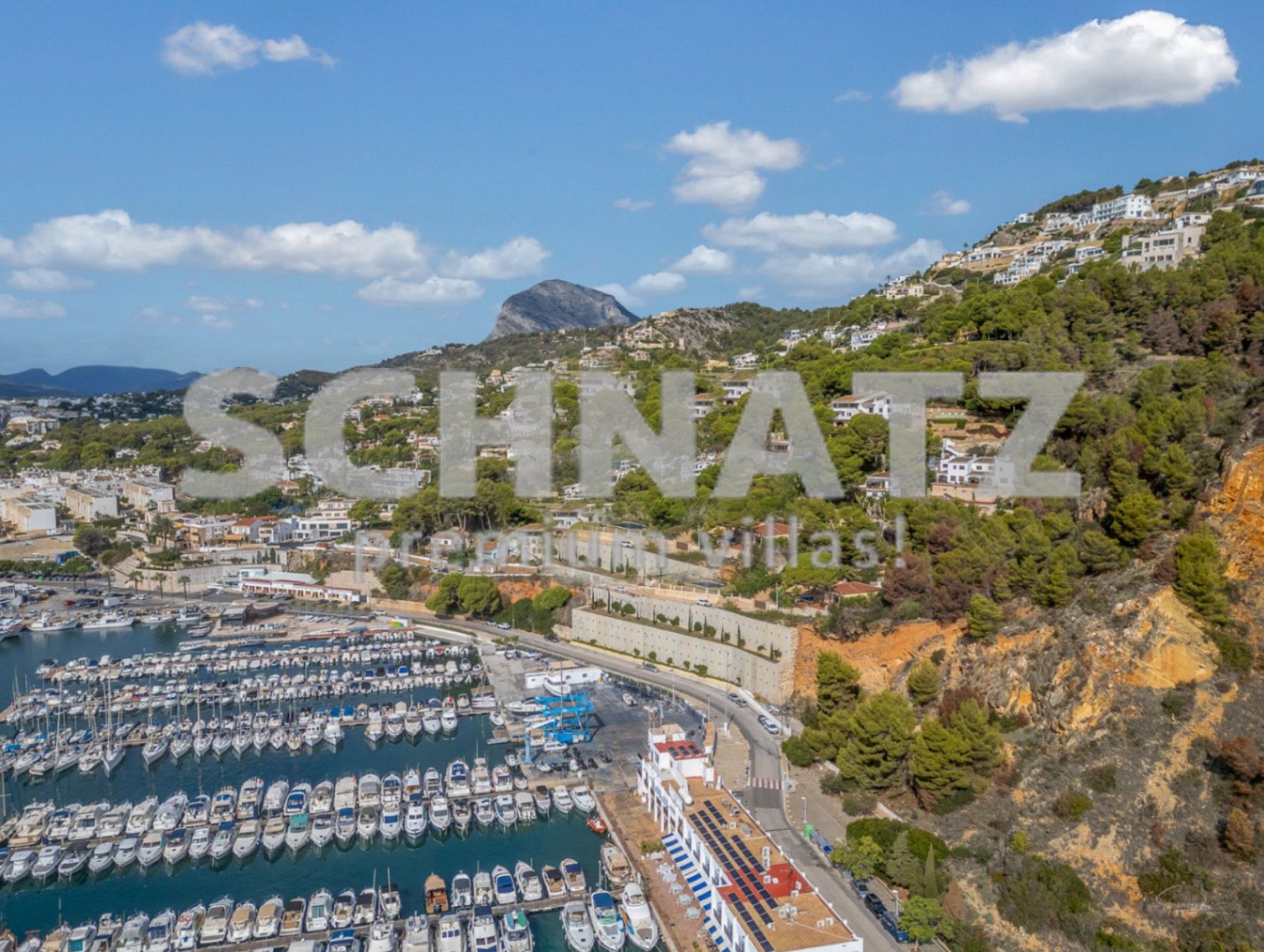 Villa en primera línea con vistas al mar en venta en el puerto de Jávea