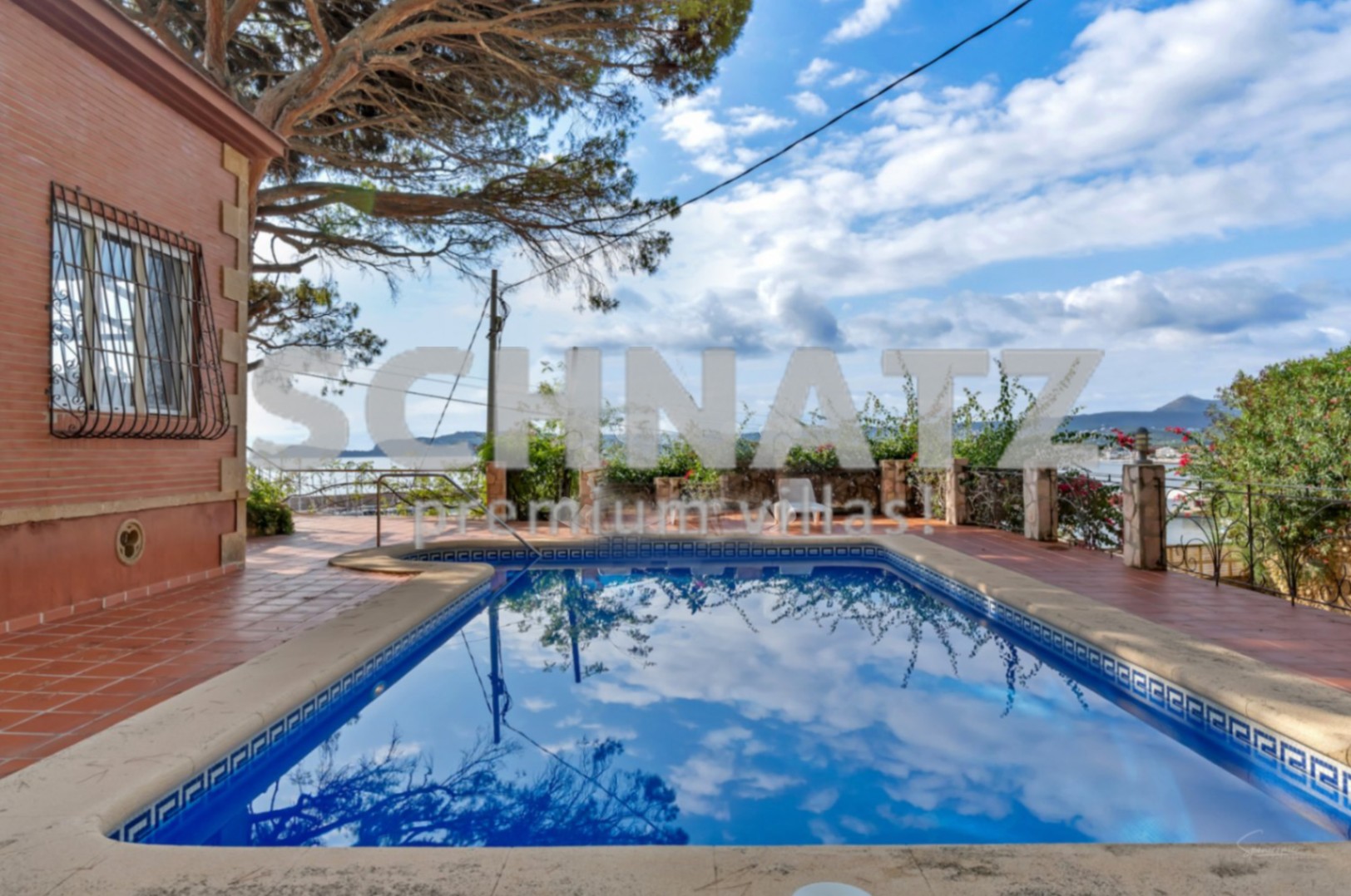 Villa en primera línea con vistas al mar en venta en el puerto de Jávea