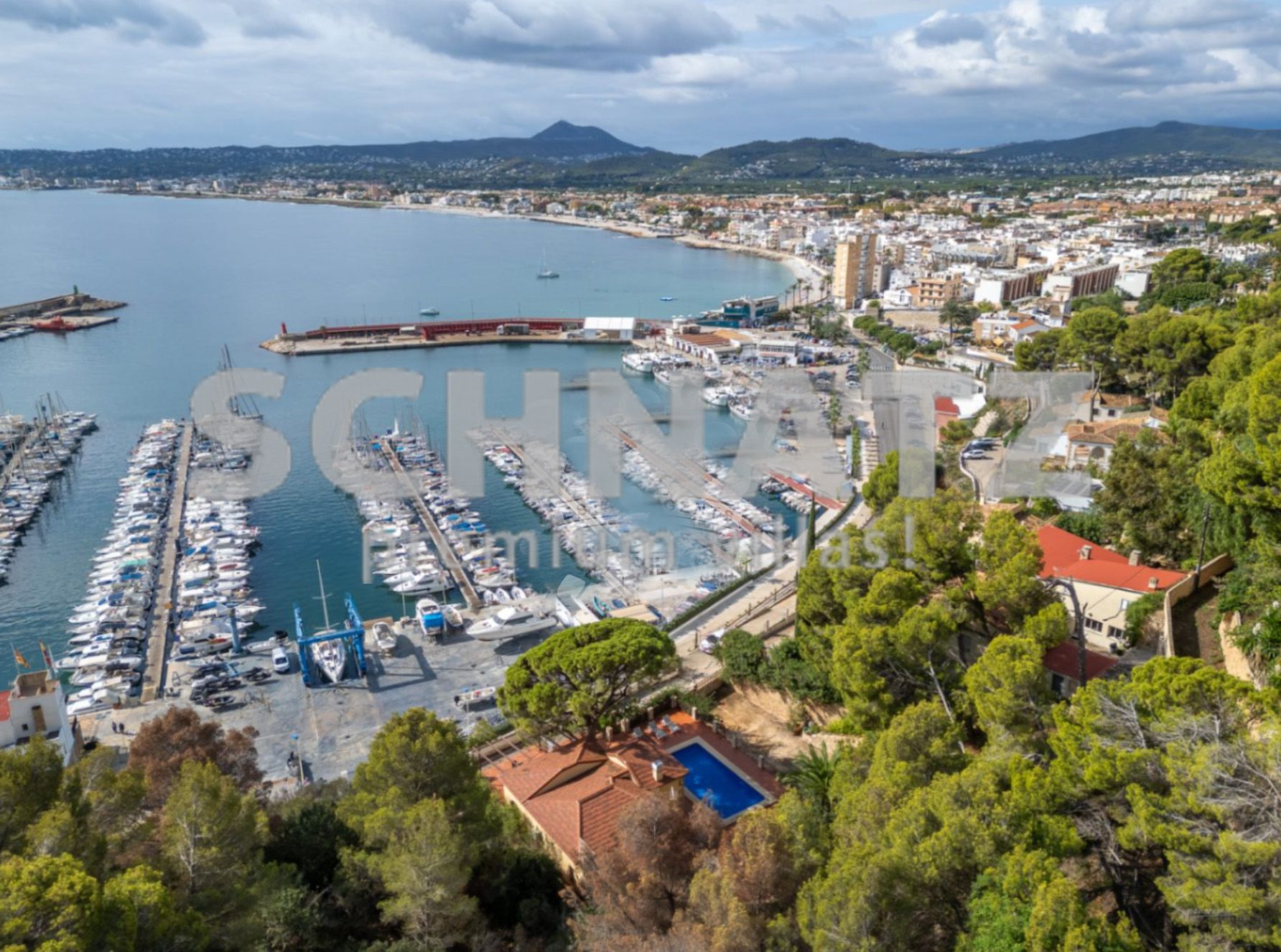 Villa en primera línea con vistas al mar en venta en el puerto de Jávea