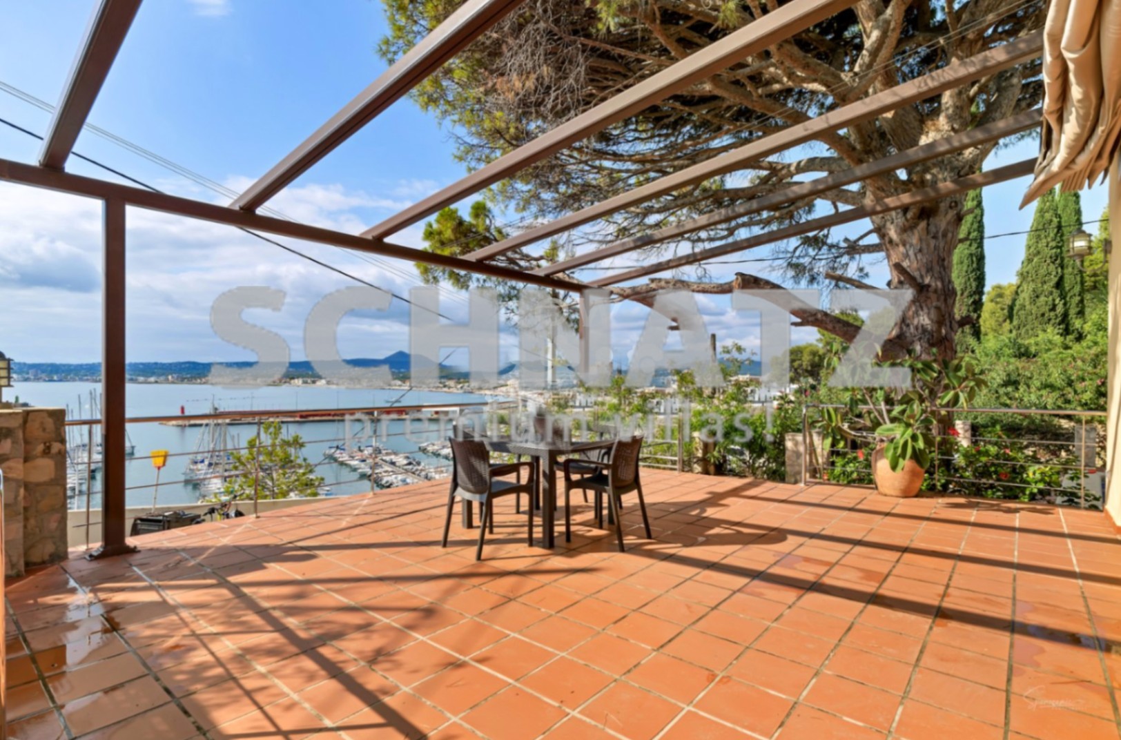 Villa en primera línea con vistas al mar en venta en el puerto de Jávea